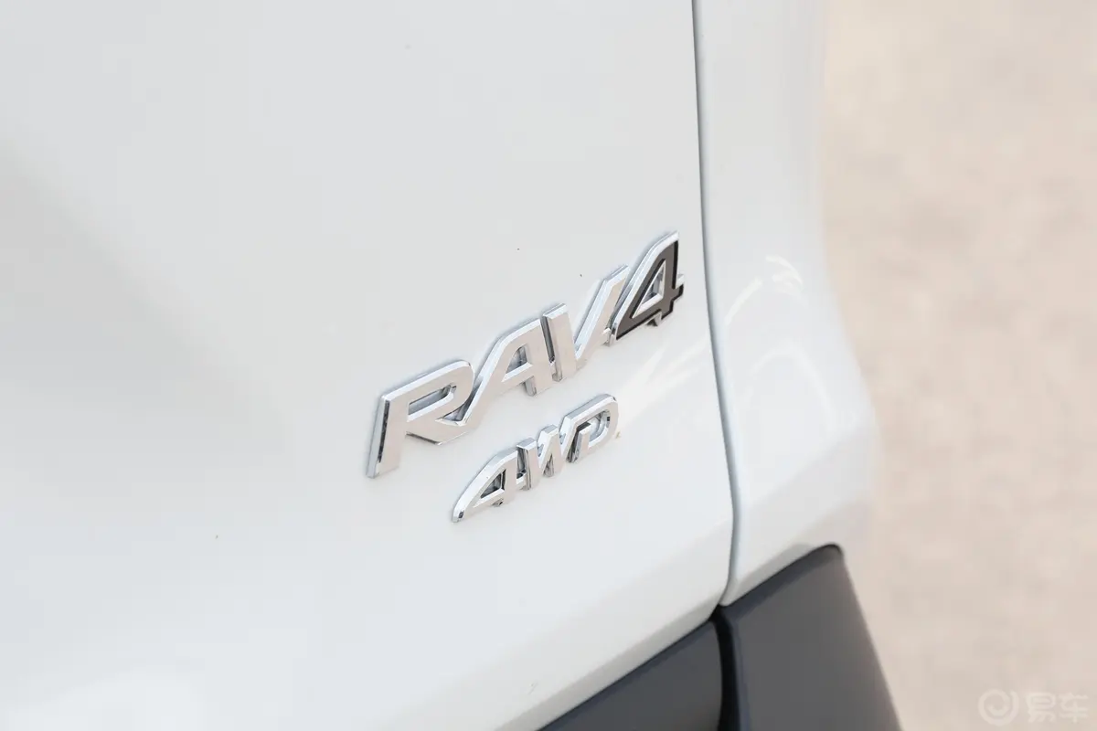 RAV4荣放2.0L CVT四驱尊贵版外观细节