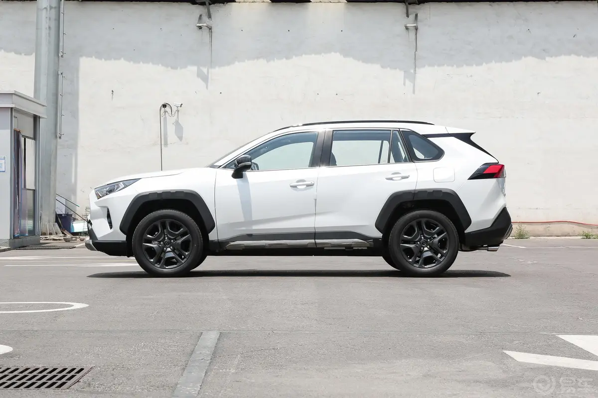 RAV4荣放2.0L CVT四驱尊贵版正侧车头向左水平