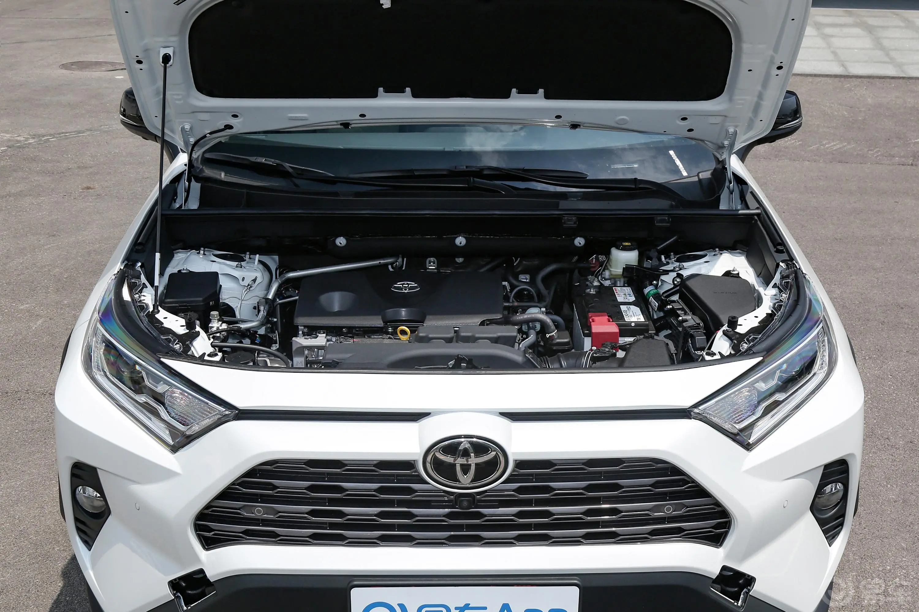 RAV4荣放2.0L CVT四驱尊贵版发动机舱整体