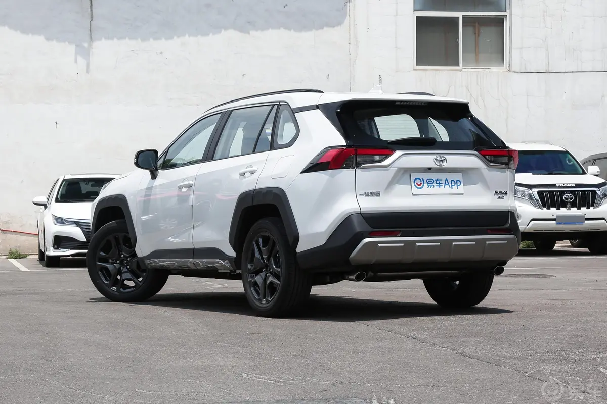 RAV4荣放2.0L CVT四驱尊贵版侧后45度车头向左水平