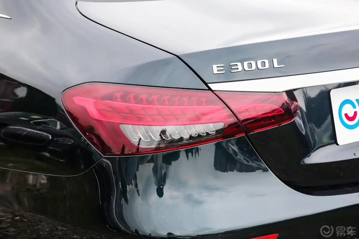 奔驰E级改款三 E 300 L 运动时尚型外观