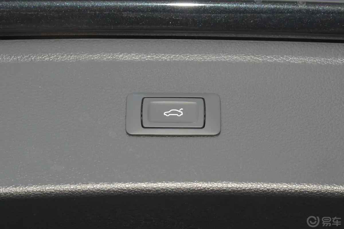 奥迪Q5L40 TFSI 时尚动感型电动尾门按键（手动扶手）