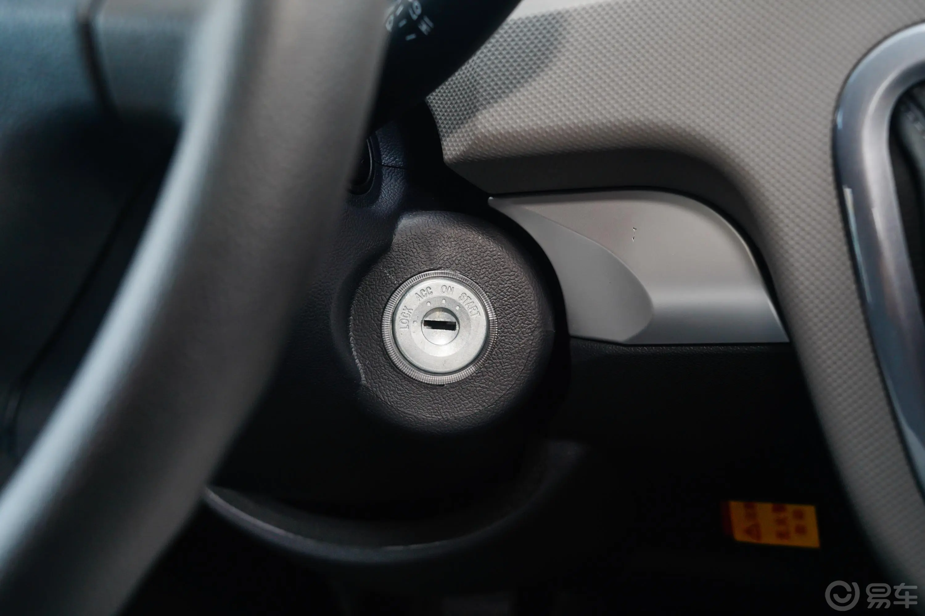 风景G9商旅版 2.4L 长轴高顶客车 10-14座钥匙孔或一键启动按键