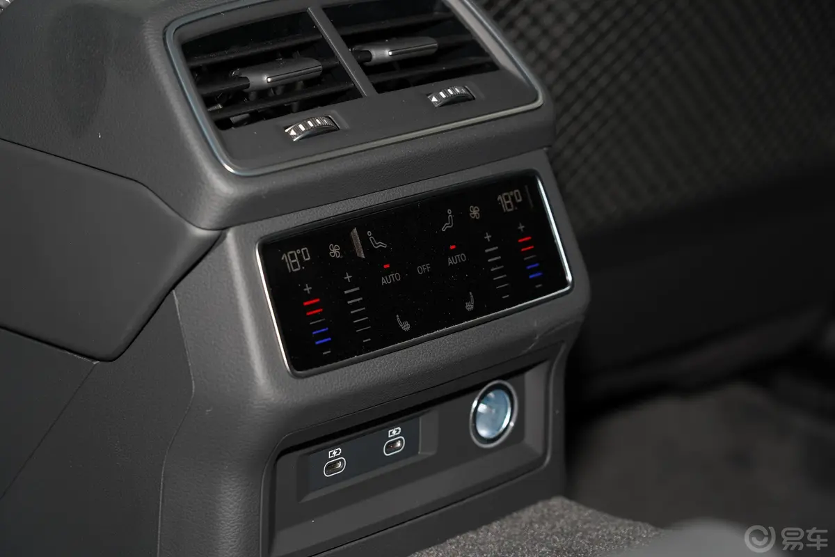 奥迪A6L45 TFSI quattro 尊享致雅型后排空调控制键