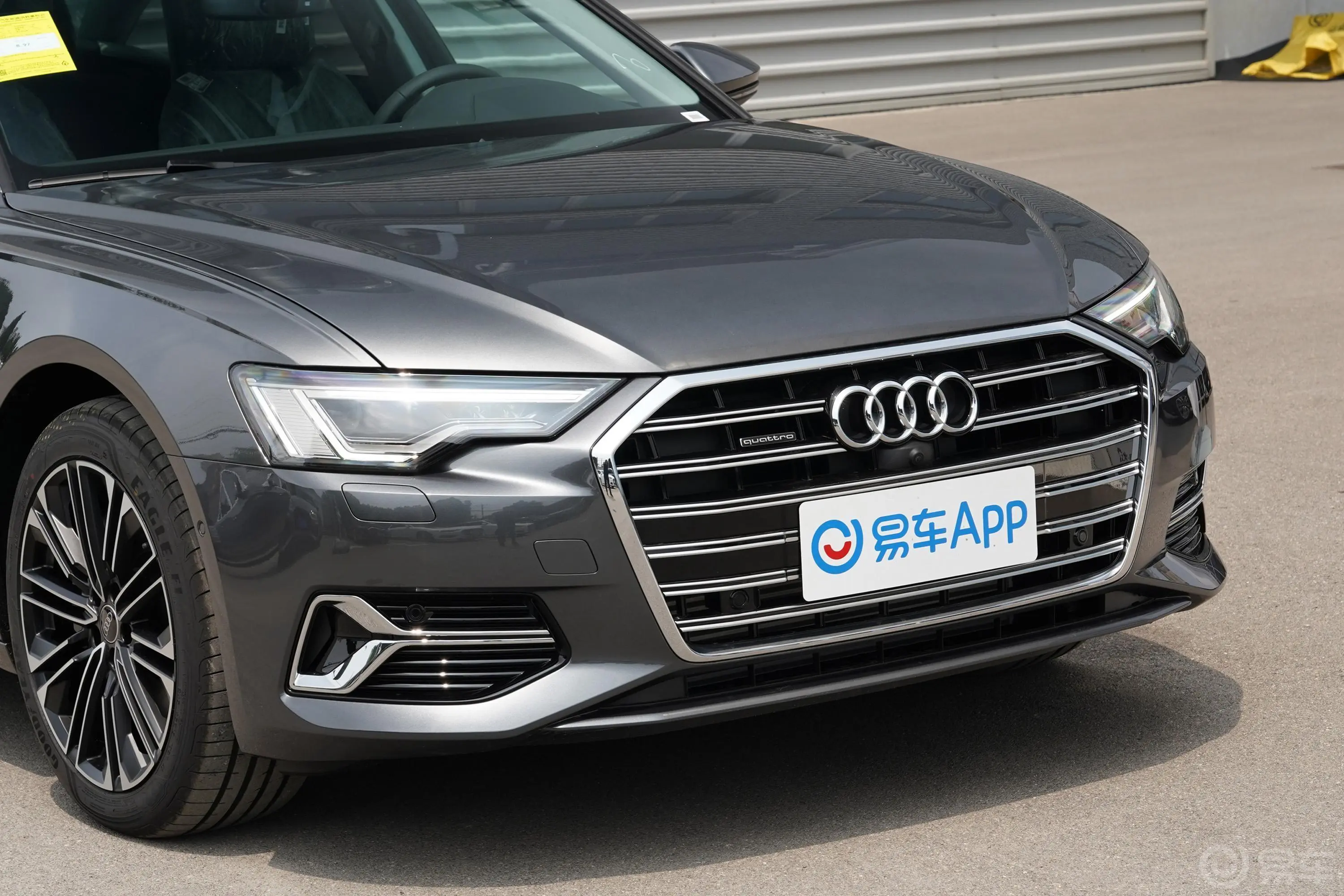 奥迪A6L45 TFSI quattro 尊享致雅型前格栅侧俯拍