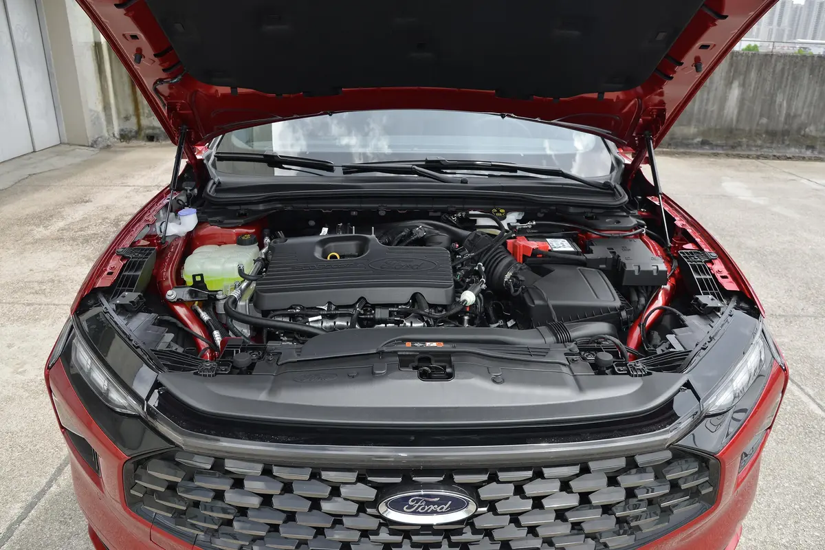 蒙迪欧改款 EcoBoost 245 至尊型发动机舱整体