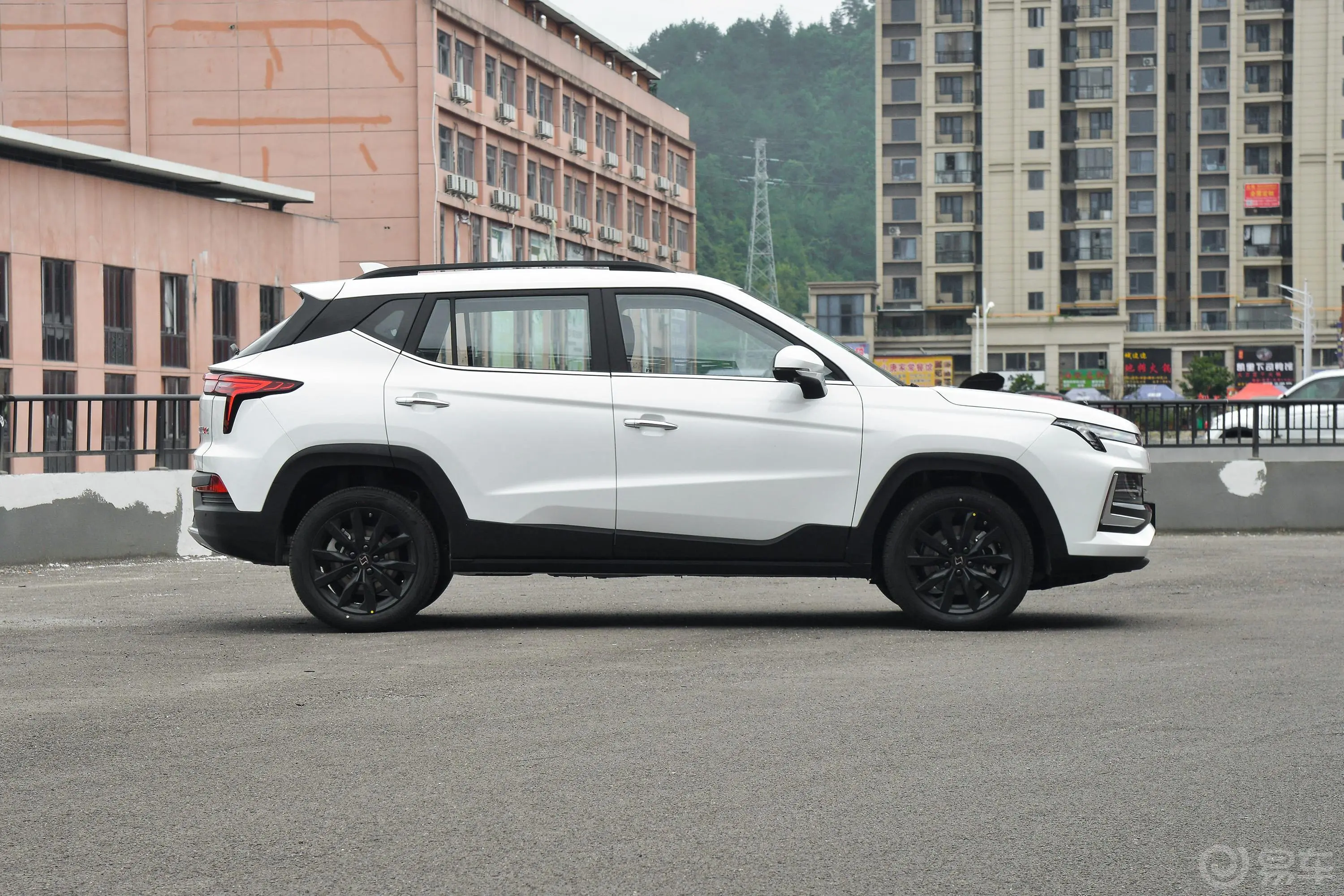 思皓X41.5T CVT 酋长定制版正侧车头向右水平