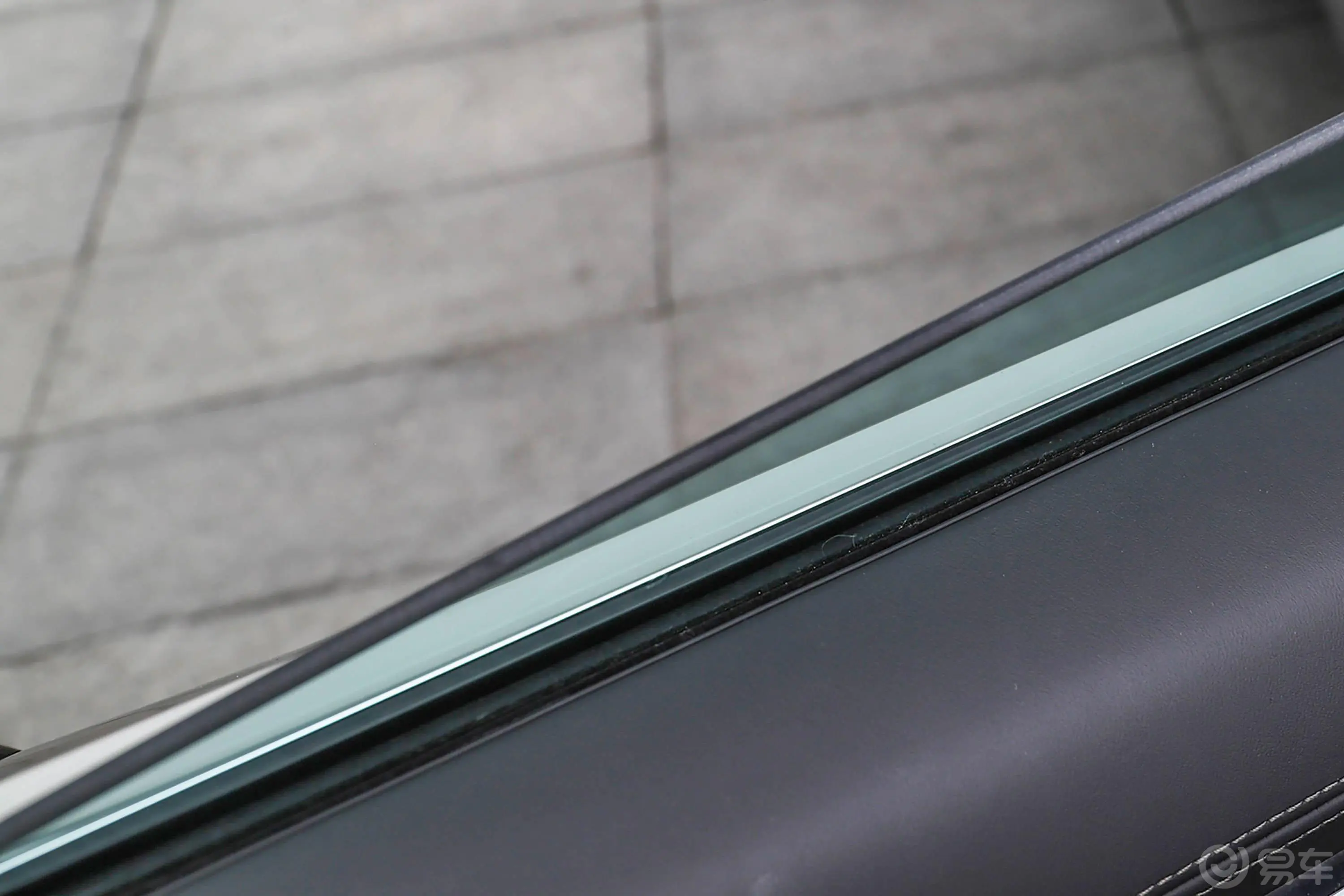 宝马8系四门轿跑车 840i M运动套装后排玻璃材质特写