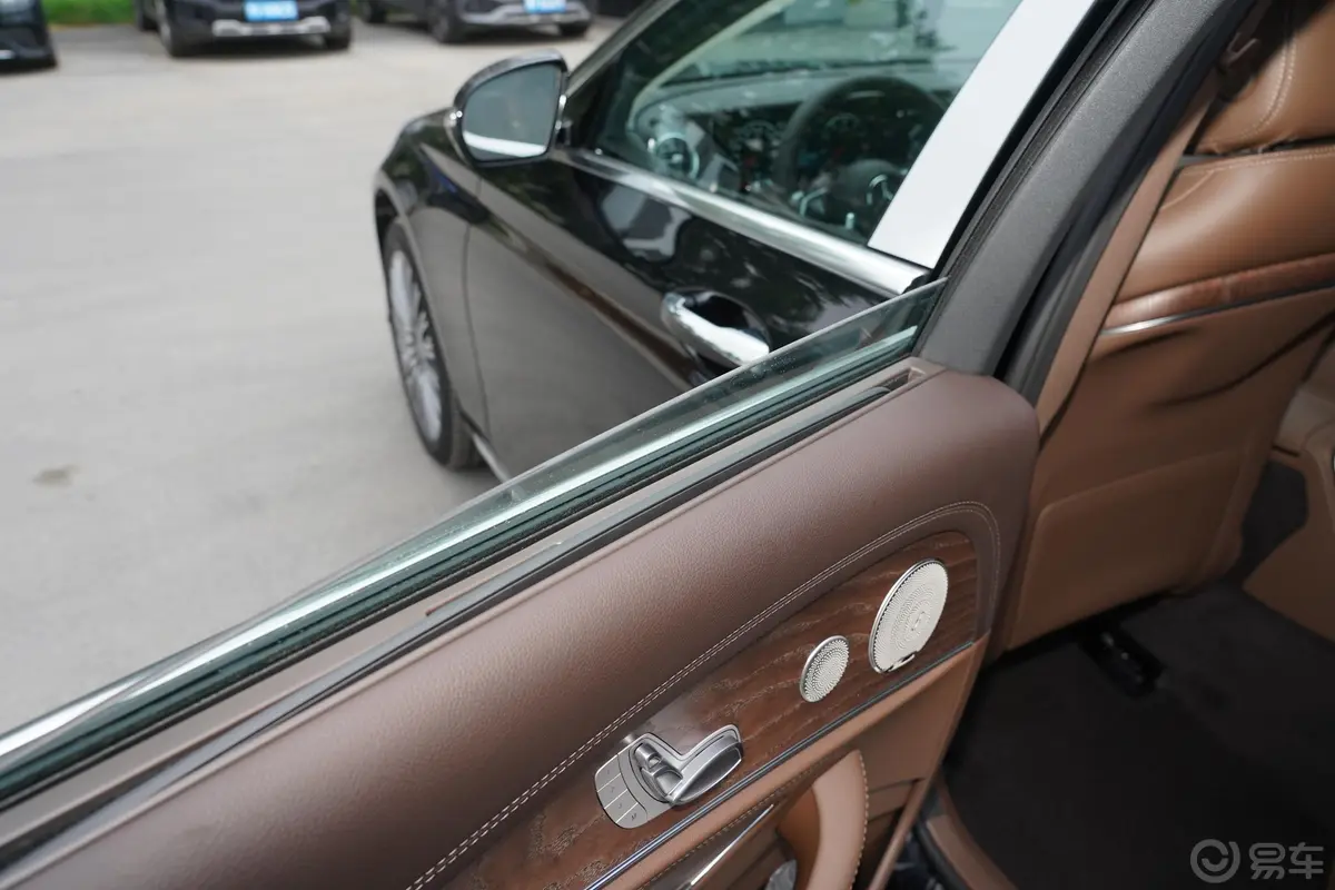 奔驰E级改款三 E 300 L 豪华型后排玻璃材质特写