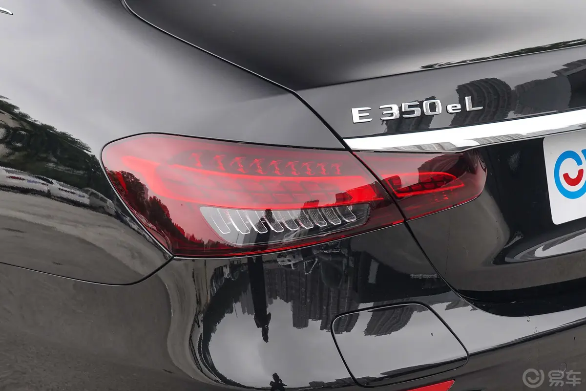 奔驰E级 插电混动改款三 E 350 e L 插电式混合动力运动轿车尾灯侧45度俯拍