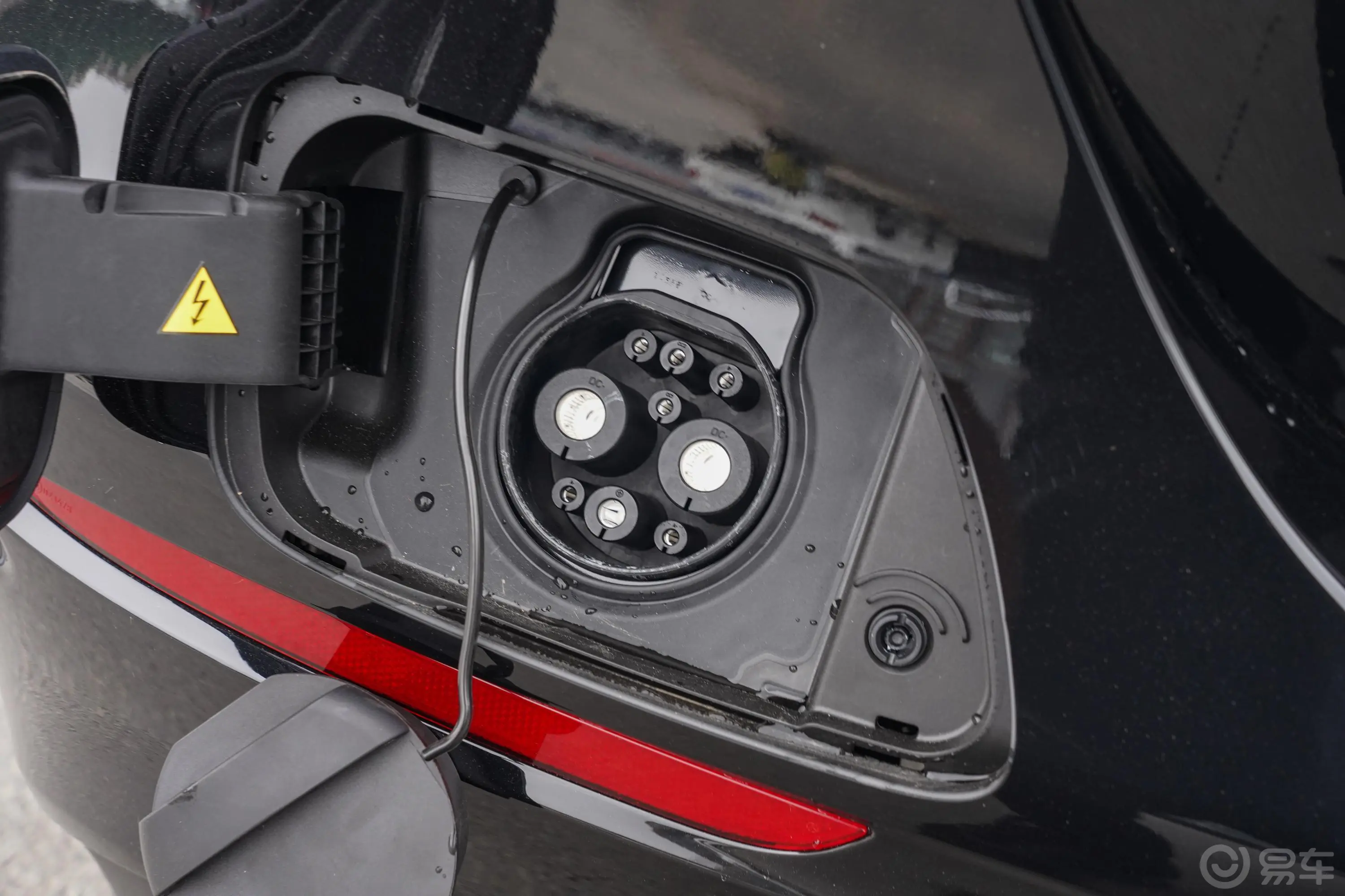 奔驰E级 插电混动改款三 E 350 e L 插电式混合动力运动轿车快充充电口