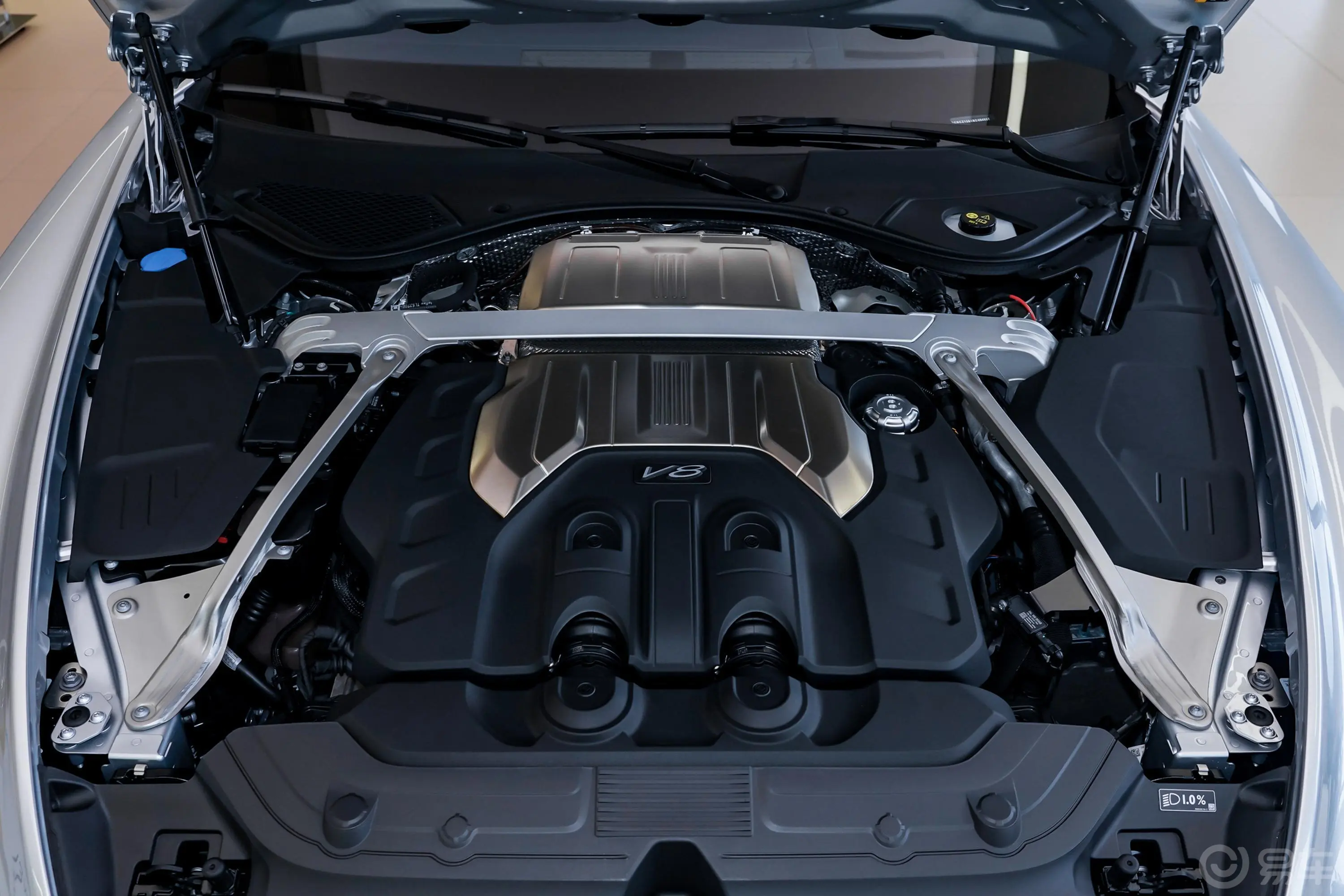 欧陆4.0T GT V8发动机特写