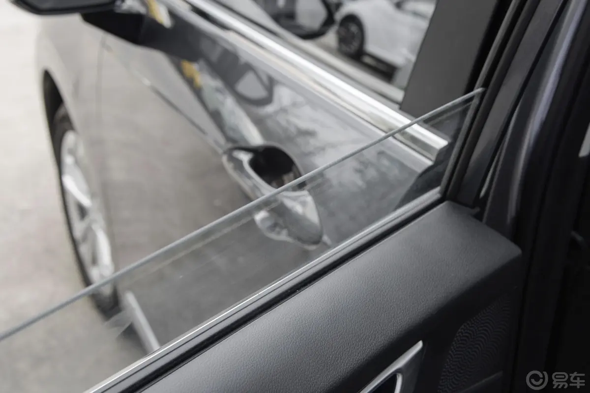 五菱佳辰1.5L 手动畅享舒适型后排玻璃材质特写