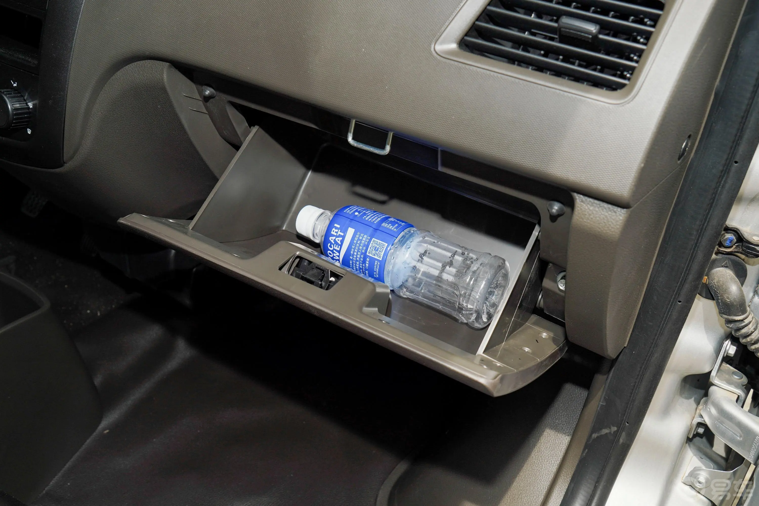 五菱荣光S1.2L 封窗基本型 2座手套箱空间水瓶横置