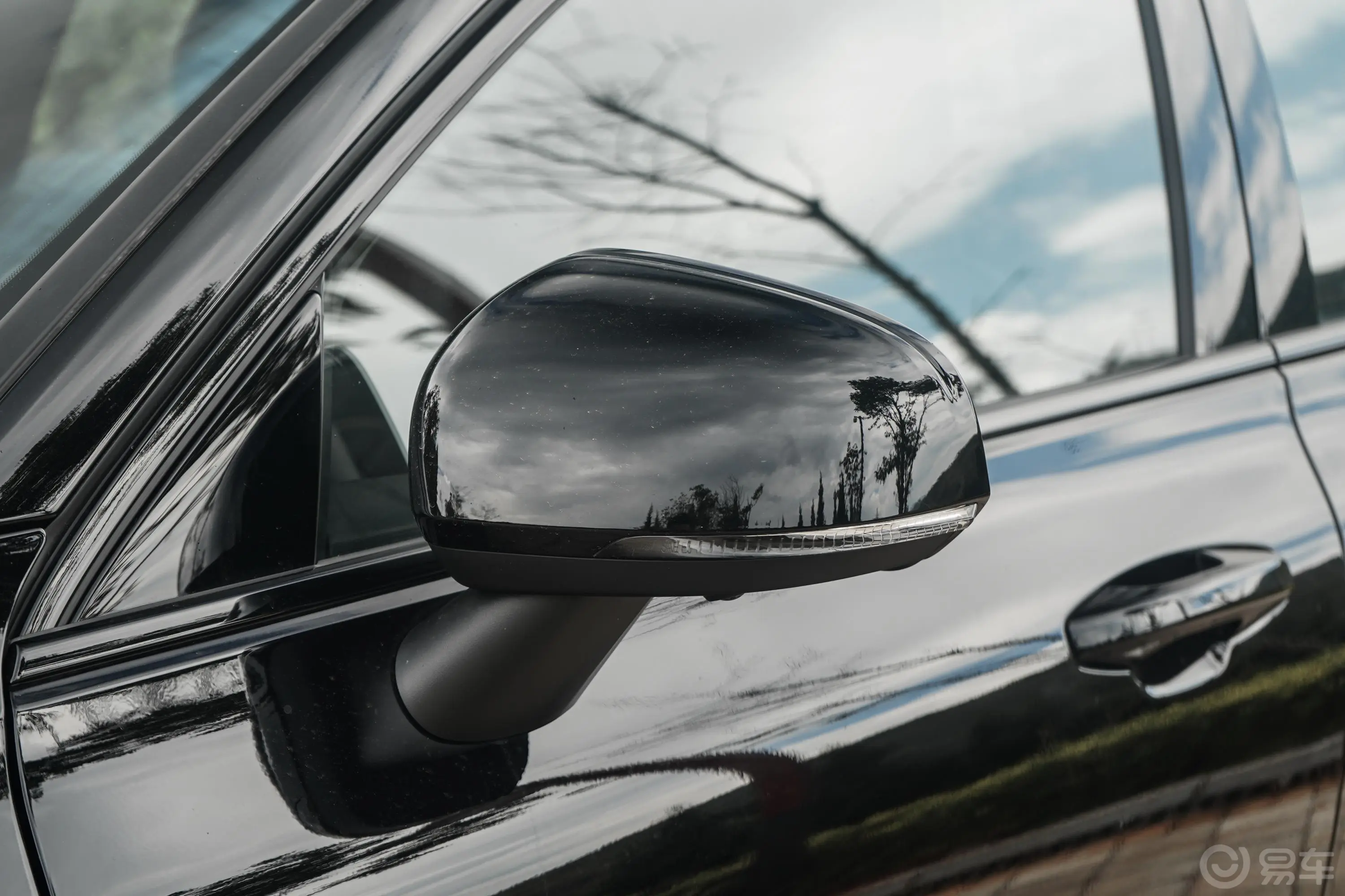 沃尔沃S60新能源T8 四驱智雅极夜黑版主驾驶后视镜背面