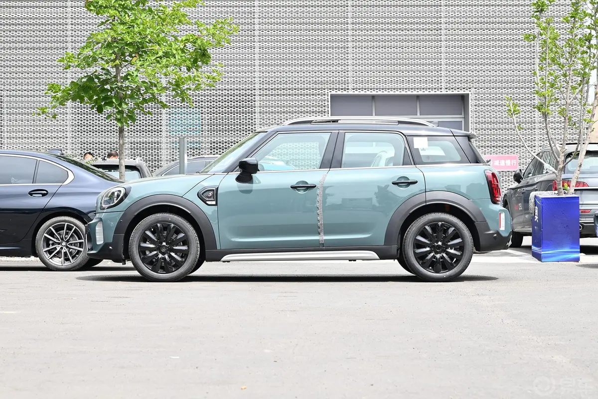 MINI COUNTRYMAN2.0T COOPER S 鉴赏家正侧车头向左水平