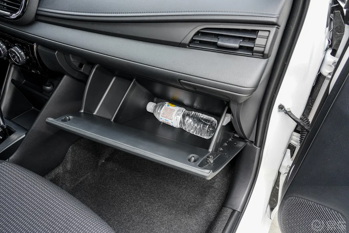 威驰FS1.5L CVT20周年纪念版手套箱空间水瓶横置