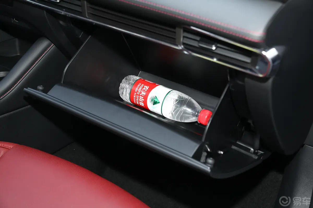 马自达3 昂克赛拉2.0L 自动黑曜质睿版手套箱空间水瓶横置