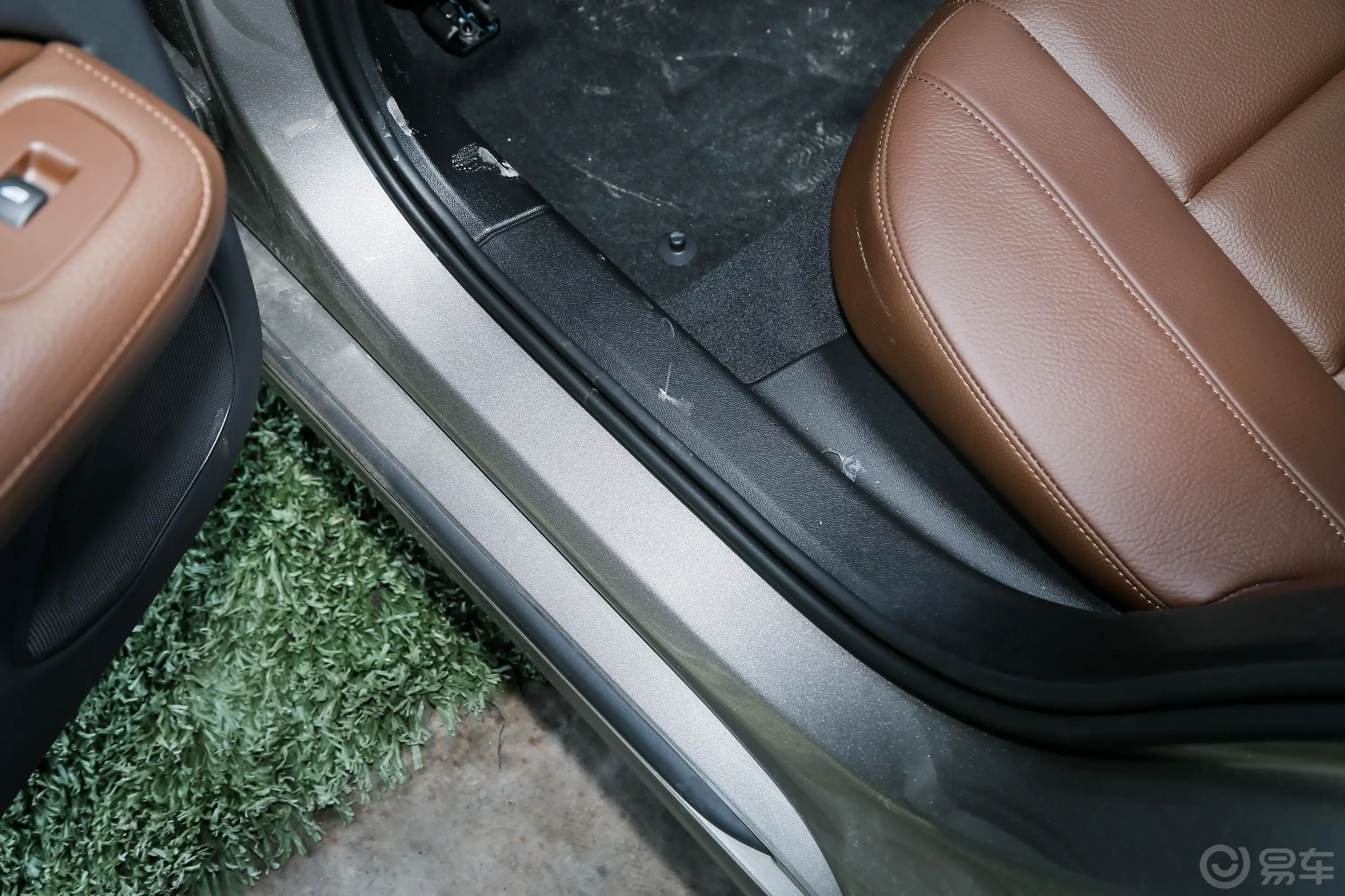 沃尔沃S60新能源改款 T8 四驱智逸豪华版空间