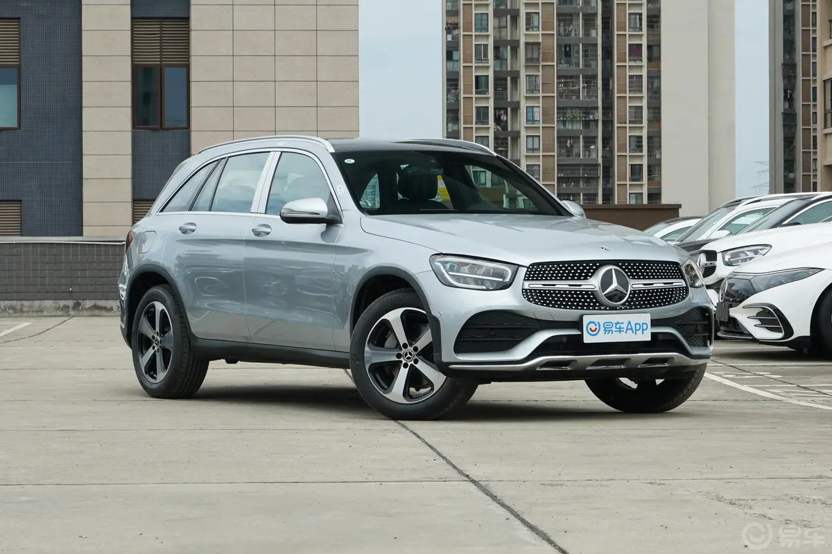 奔驰GLC改款三 GLC 260 L 4MATIC 动感型侧前45度车头向右水平