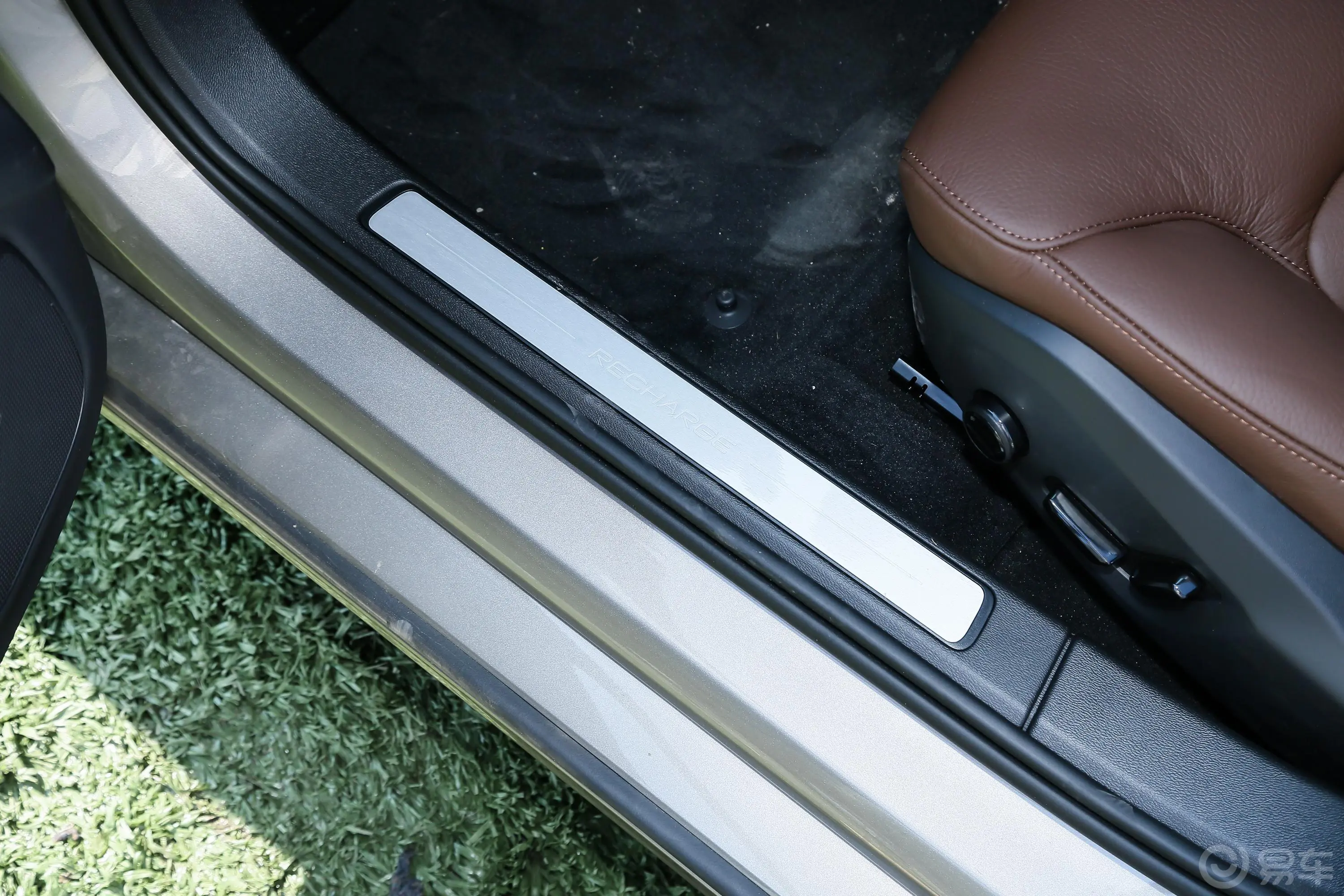 沃尔沃S60 RECHARGE改款 T8 四驱智逸豪华版前排迎宾踏板