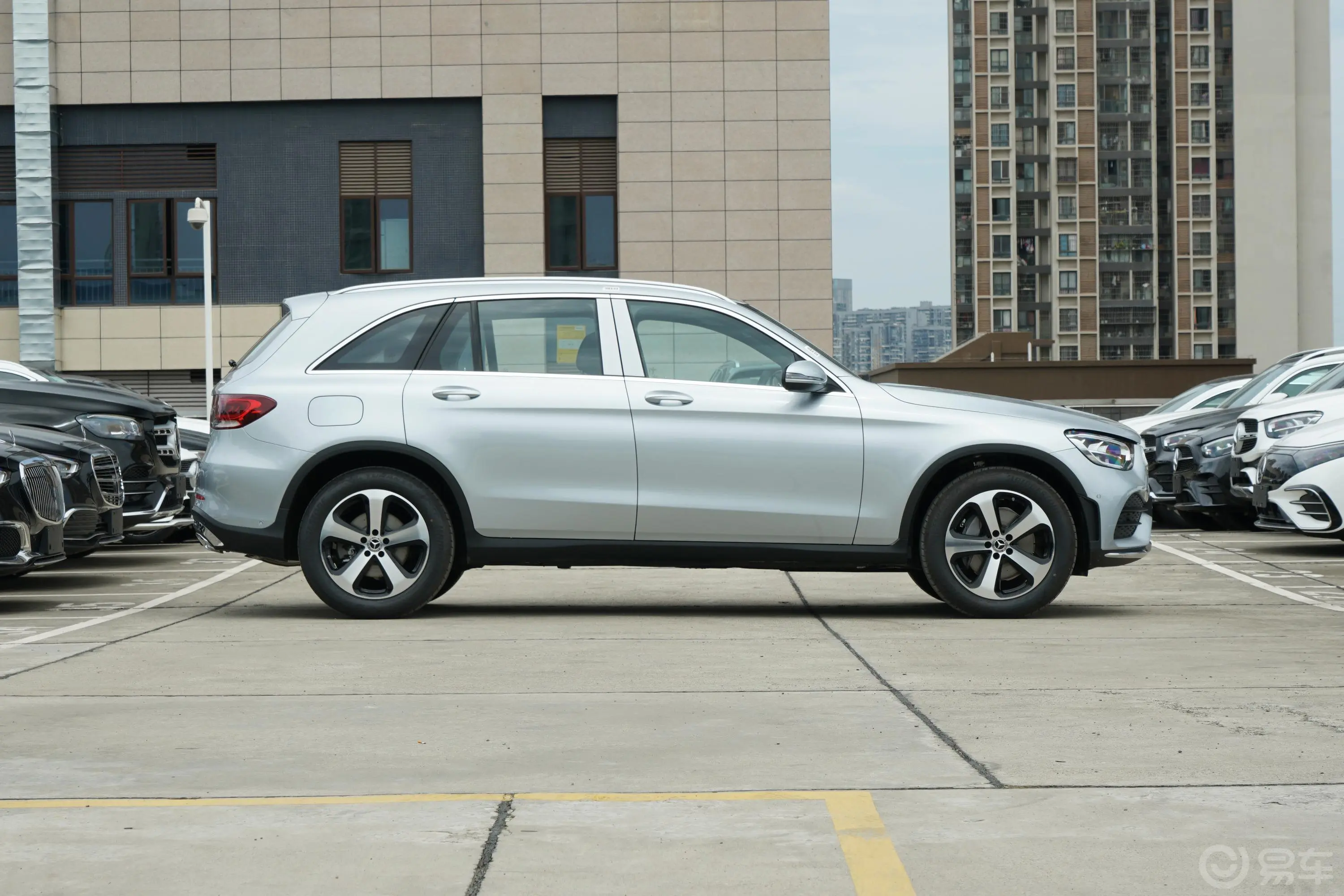 奔驰GLC改款三 GLC 260 L 4MATIC 动感型正侧车头向右水平