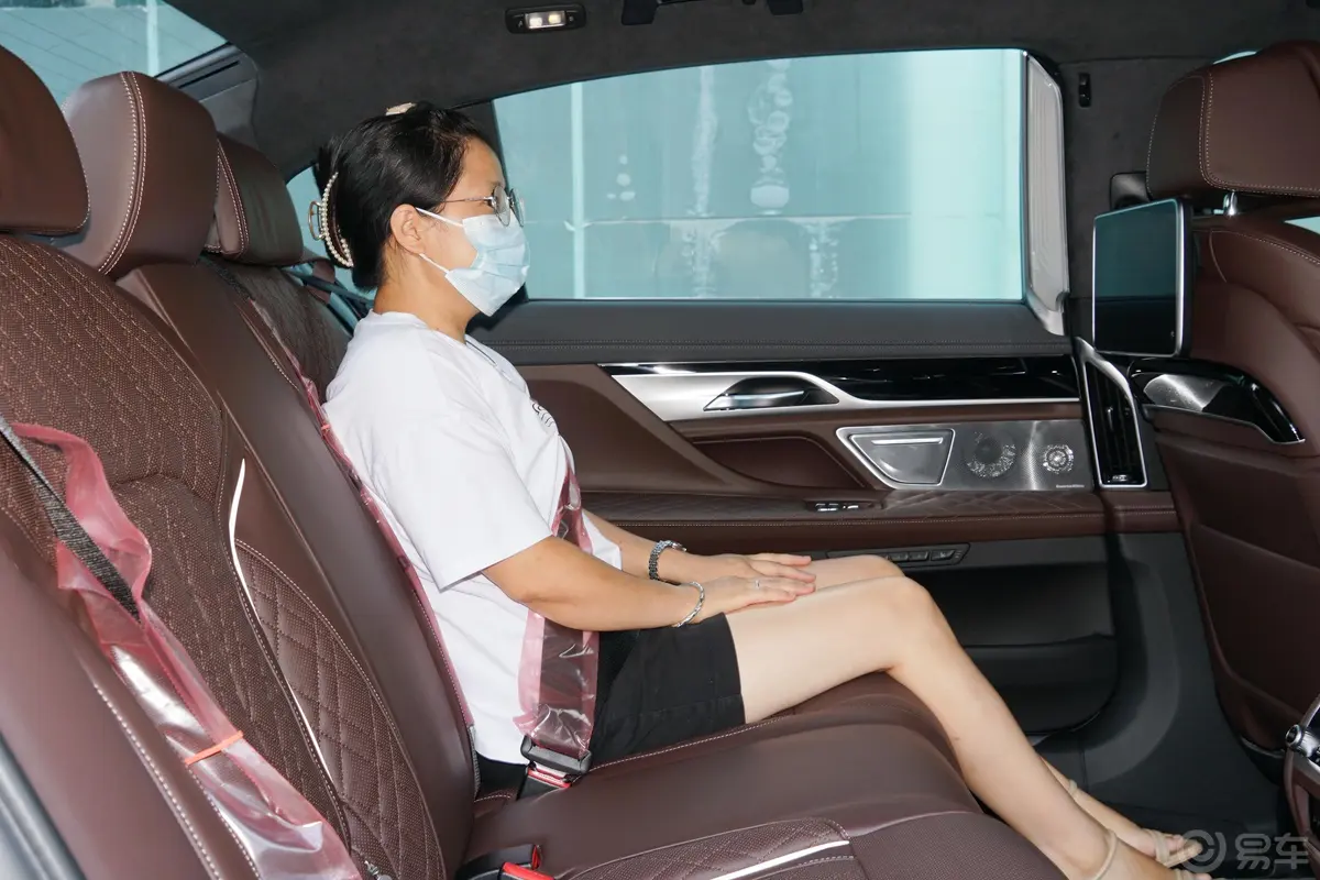 宝马7系740Li xDrive 行政型 豪华套装后排空间体验