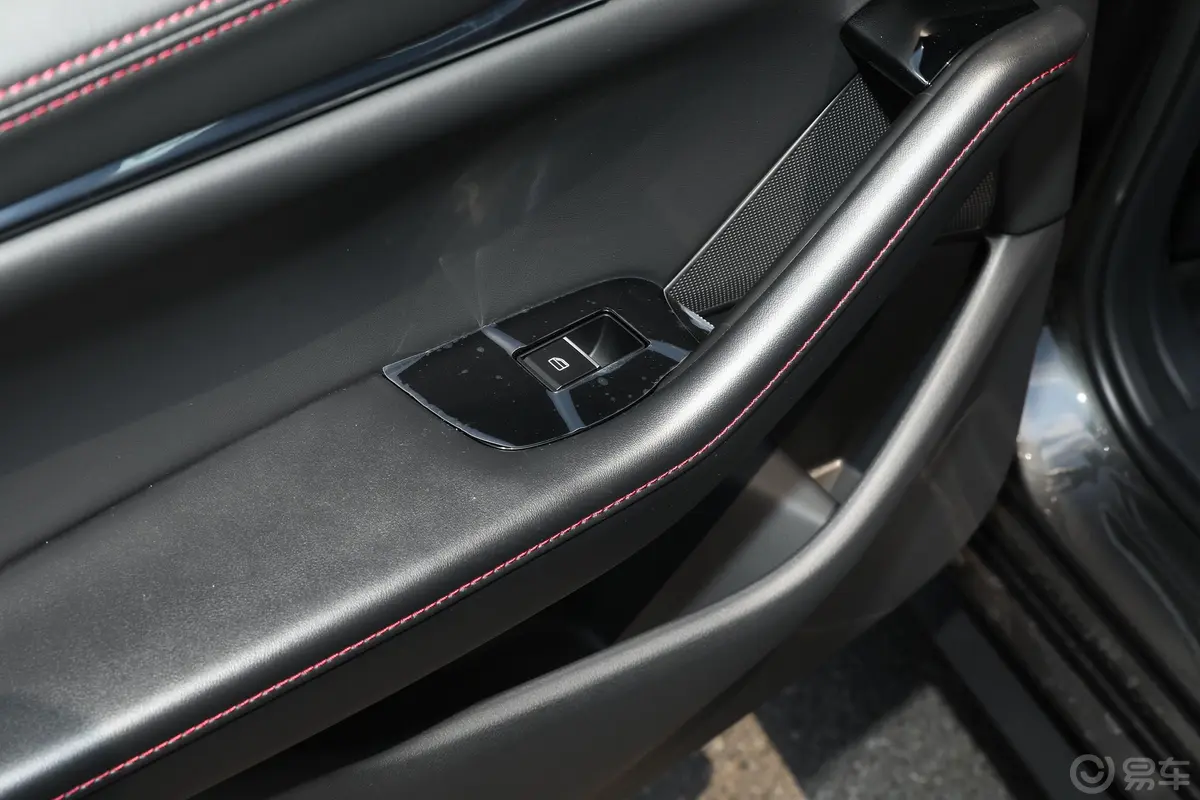 马自达3 昂克赛拉2.0L 自动黑曜质雅版后车窗调节
