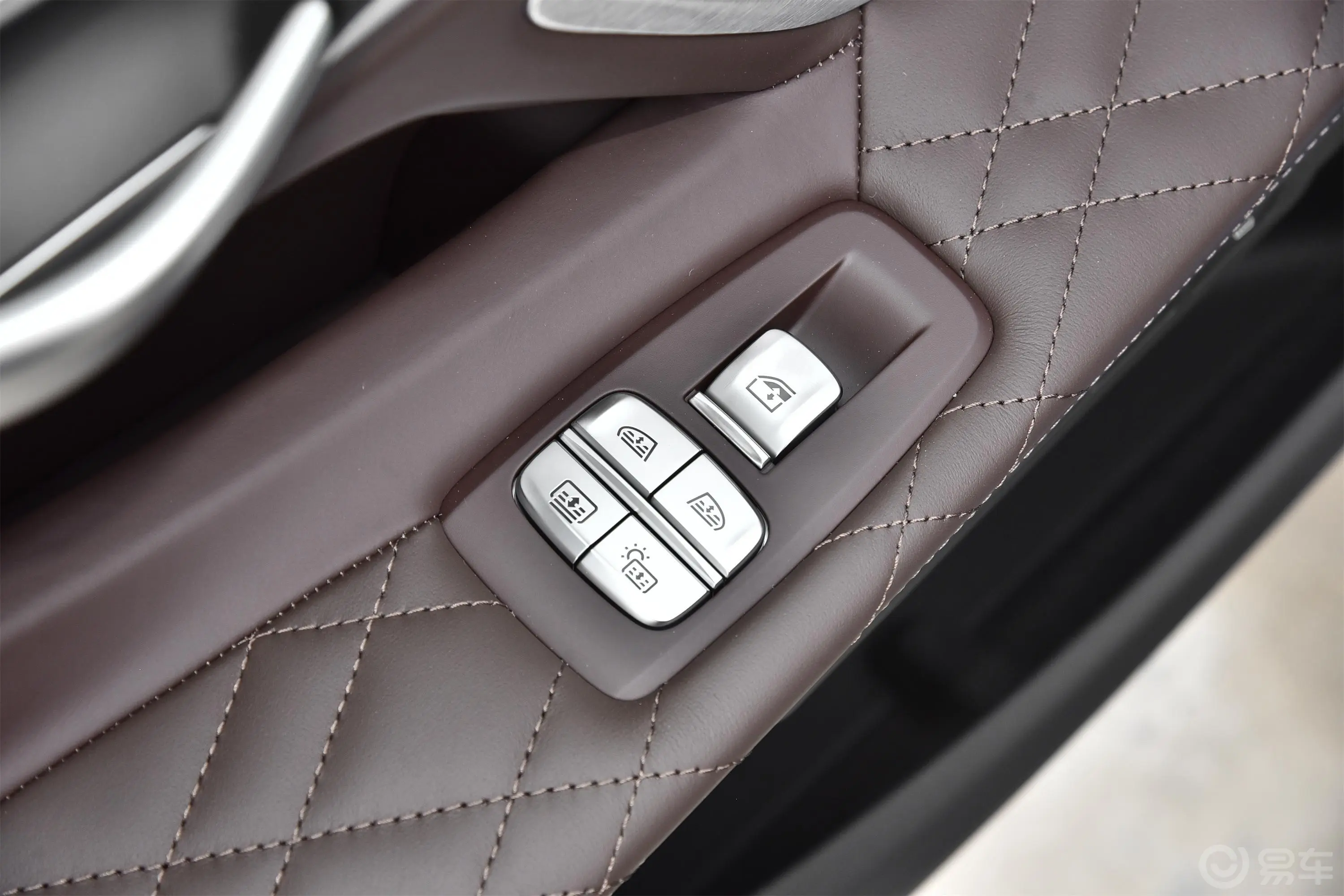 宝马7系740Li xDrive 行政型 豪华套装后车窗调节