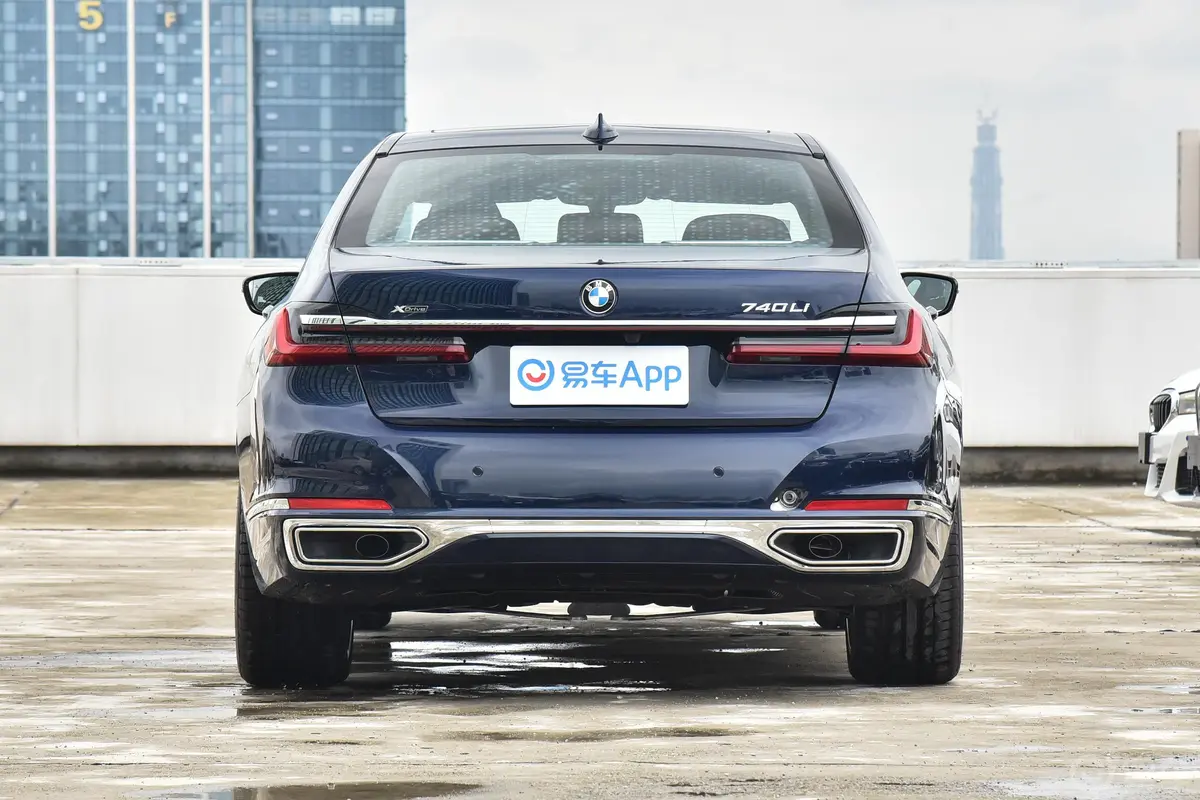 宝马7系740Li xDrive 行政型 豪华套装正后水平