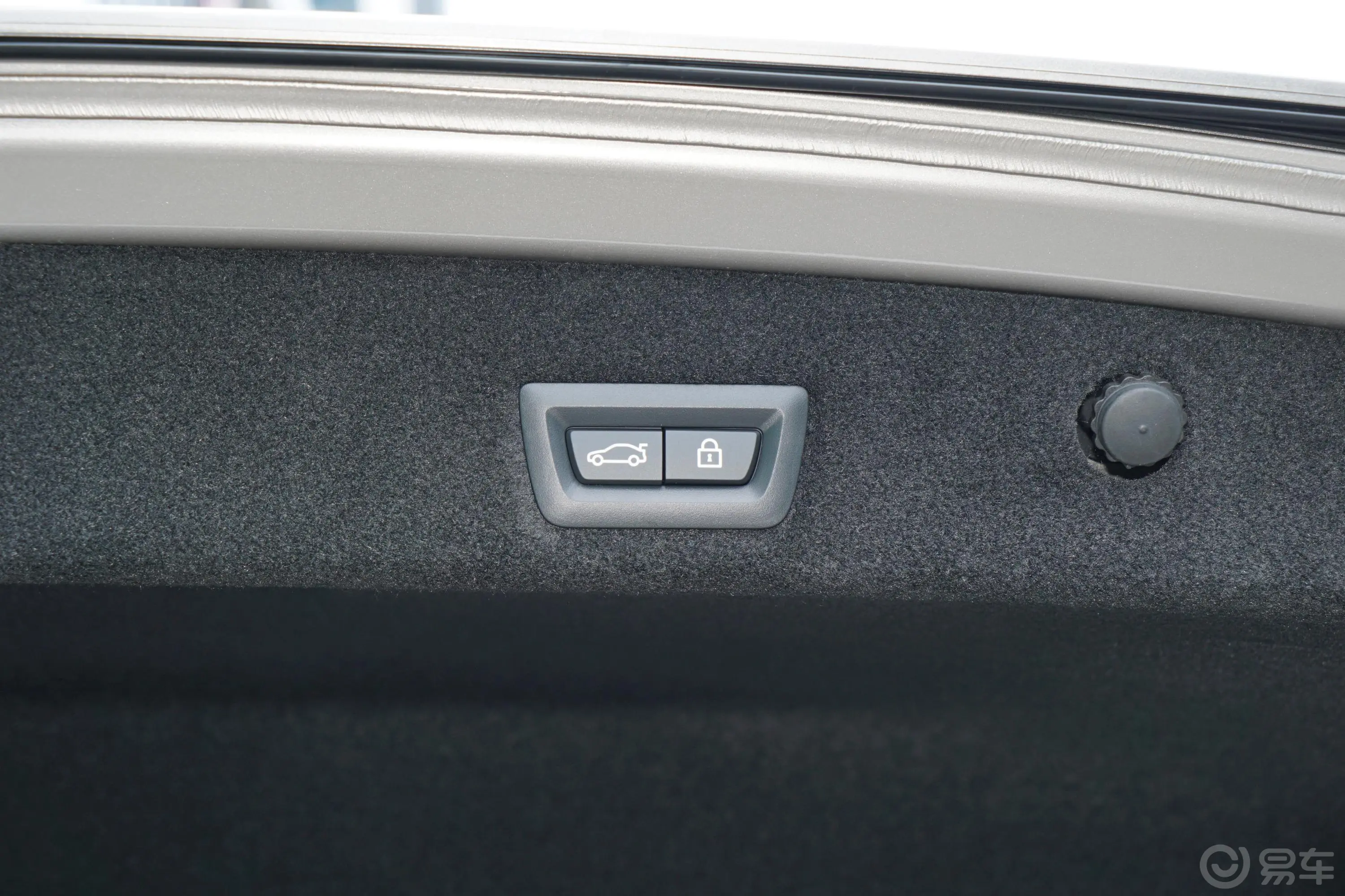 宝马7系740Li 尊享型 豪华套装电动尾门按键（手动扶手）