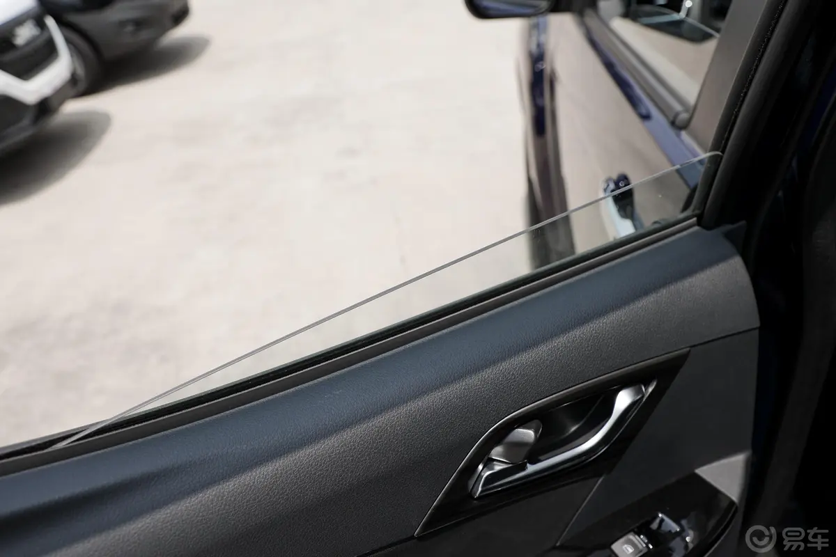 铃拓2.0T 自动 两驱 领耀版 汽油后排玻璃材质特写