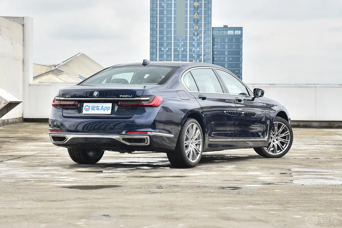 宝马7系740Li xDrive 行政型 豪华套装侧后45度车头向右水平