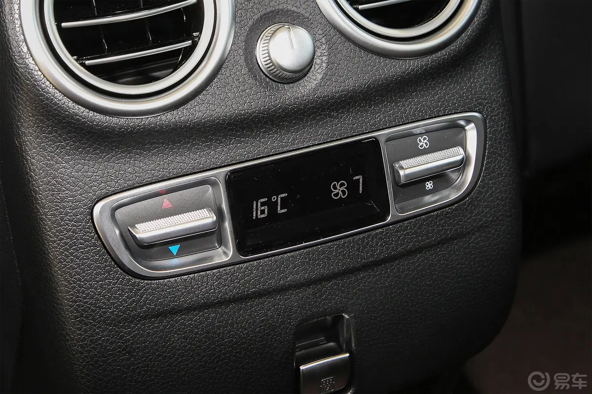 奔驰GLC改款三 GLC 300 L 4MATIC 豪华型后排空调控制键