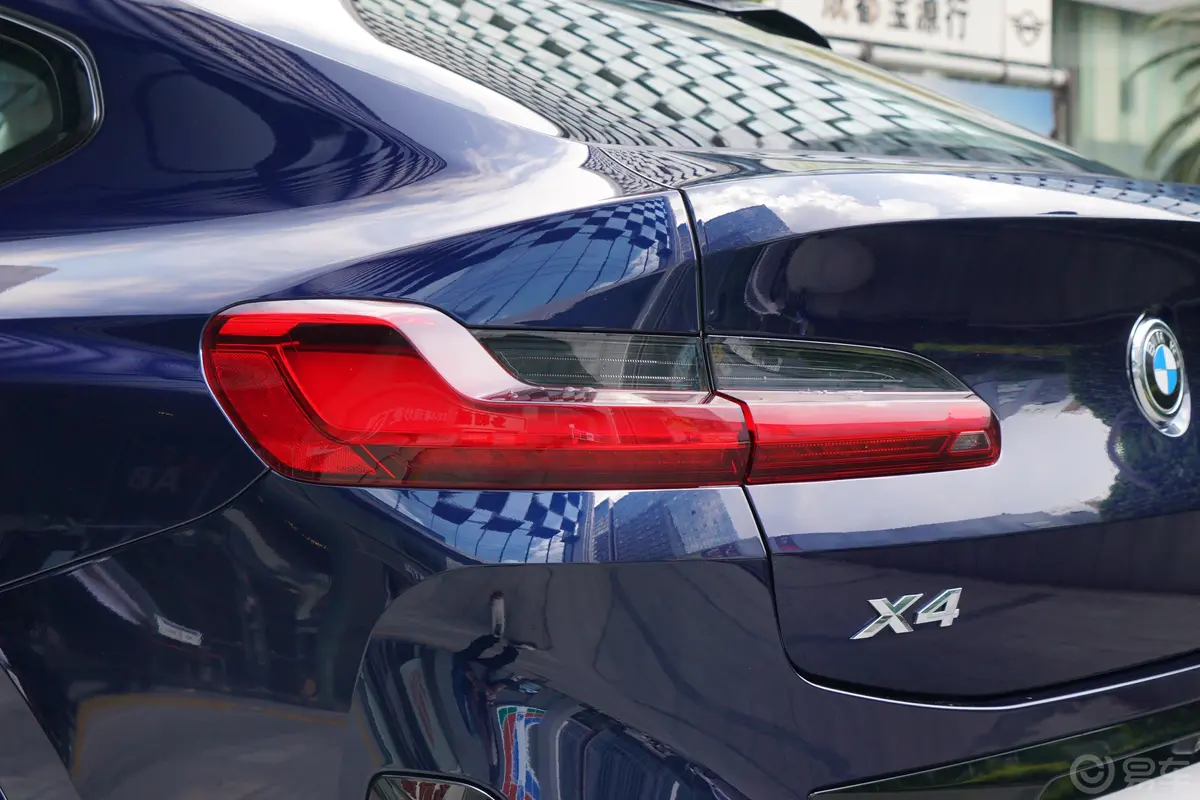 宝马X4xDrive25i M运动套装外观灯组