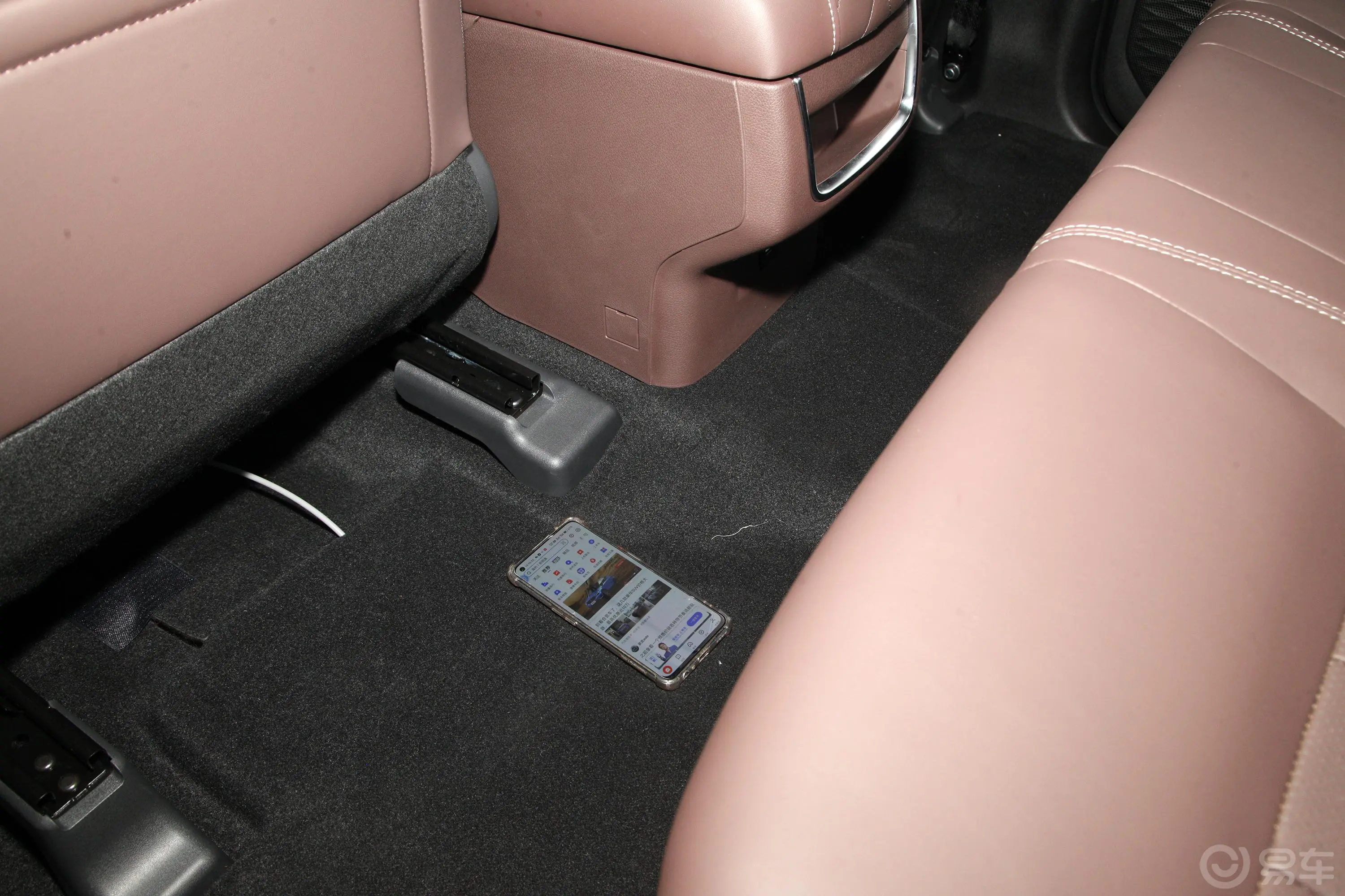 锐骐72.0T 自动两驱标准货箱标准型 汽油后排地板中间位置