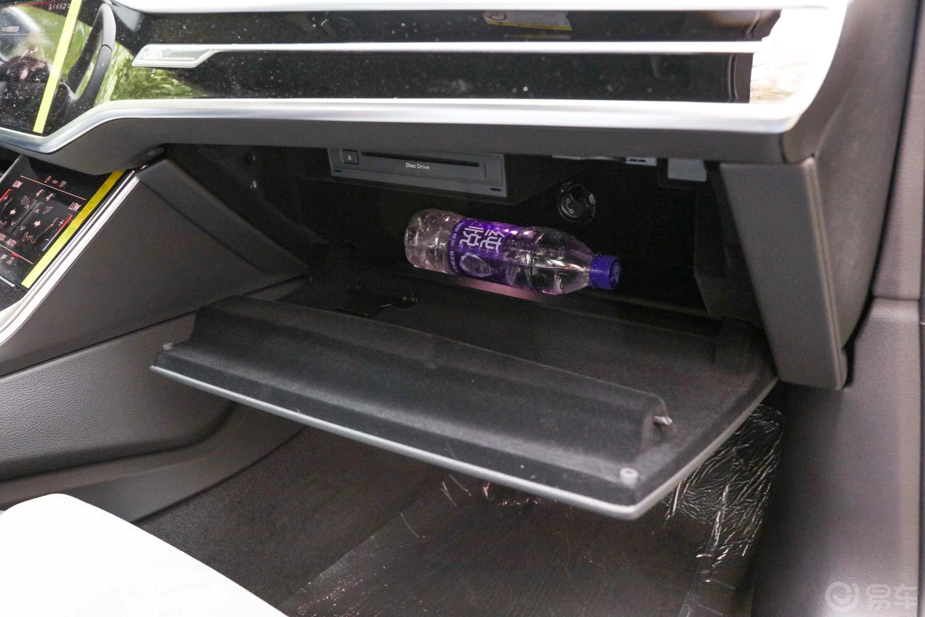 奥迪A6L45 TFSI 臻选动感型手套箱空间水瓶横置