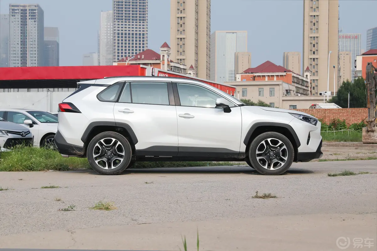 RAV4荣放2.0L CVT两驱尊贵版正侧车头向右水平