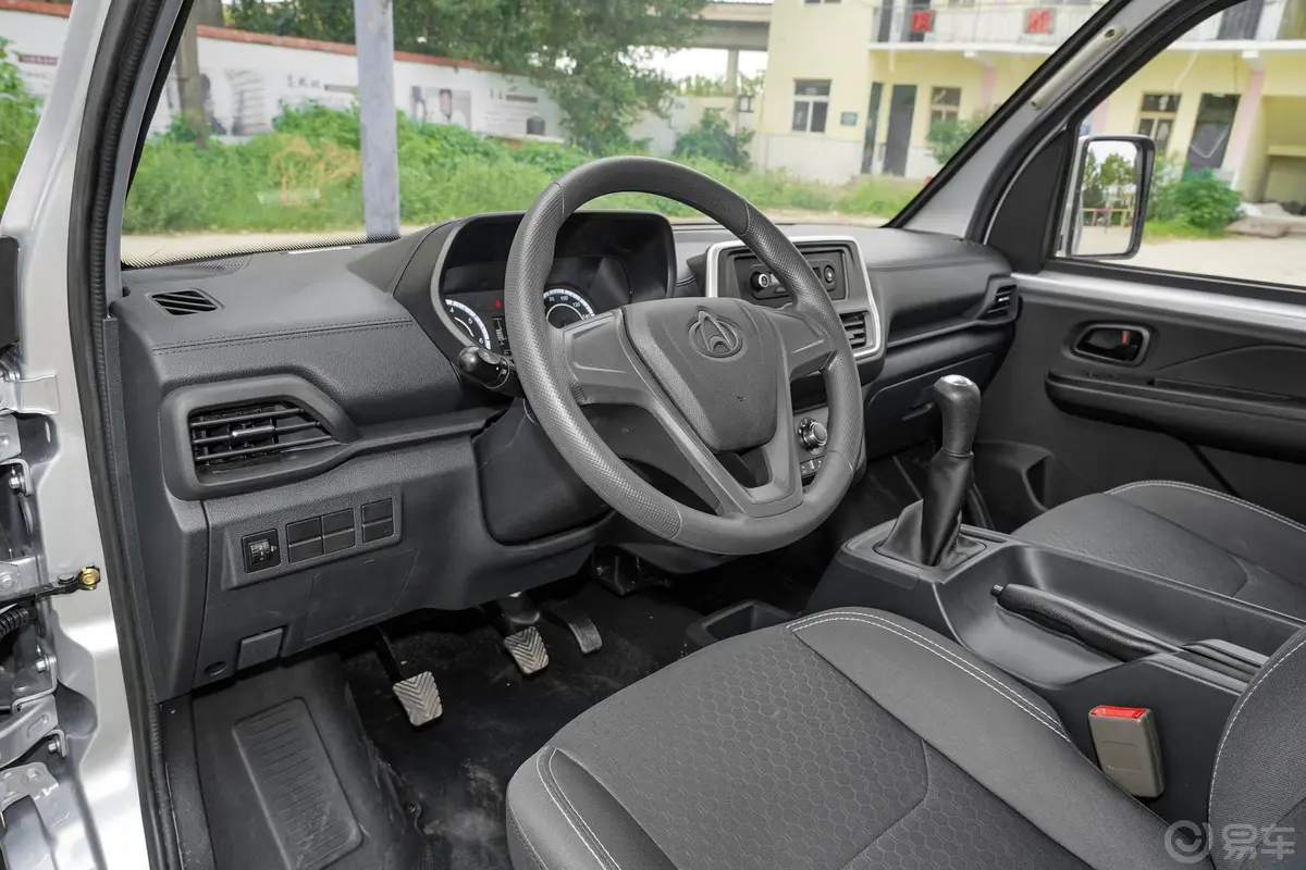 神骐PLUS1.8L 手动 单排 舒适空调版驾驶位区域