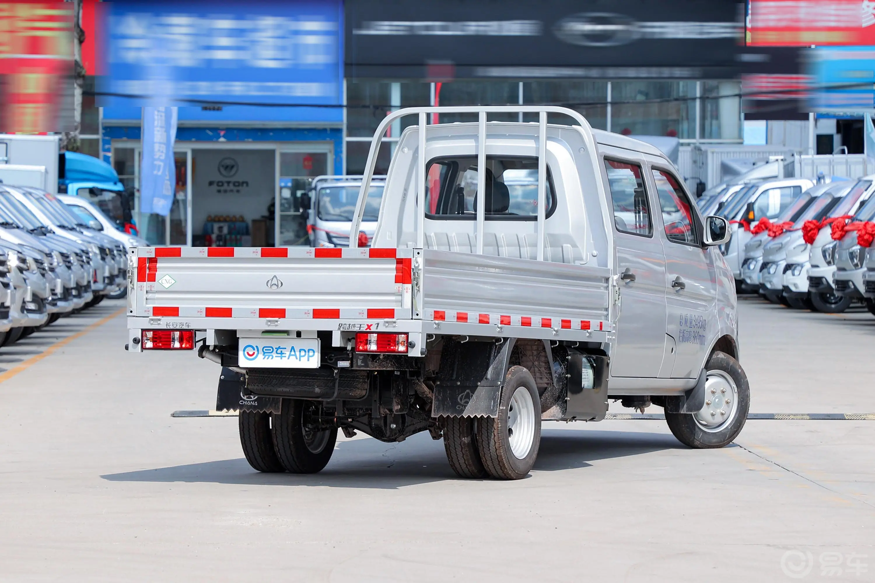 跨越王X1东安1.6L 104马力 3400轴距 双排载货汽车双后轮 国Ⅵ侧后45度车头向右水平