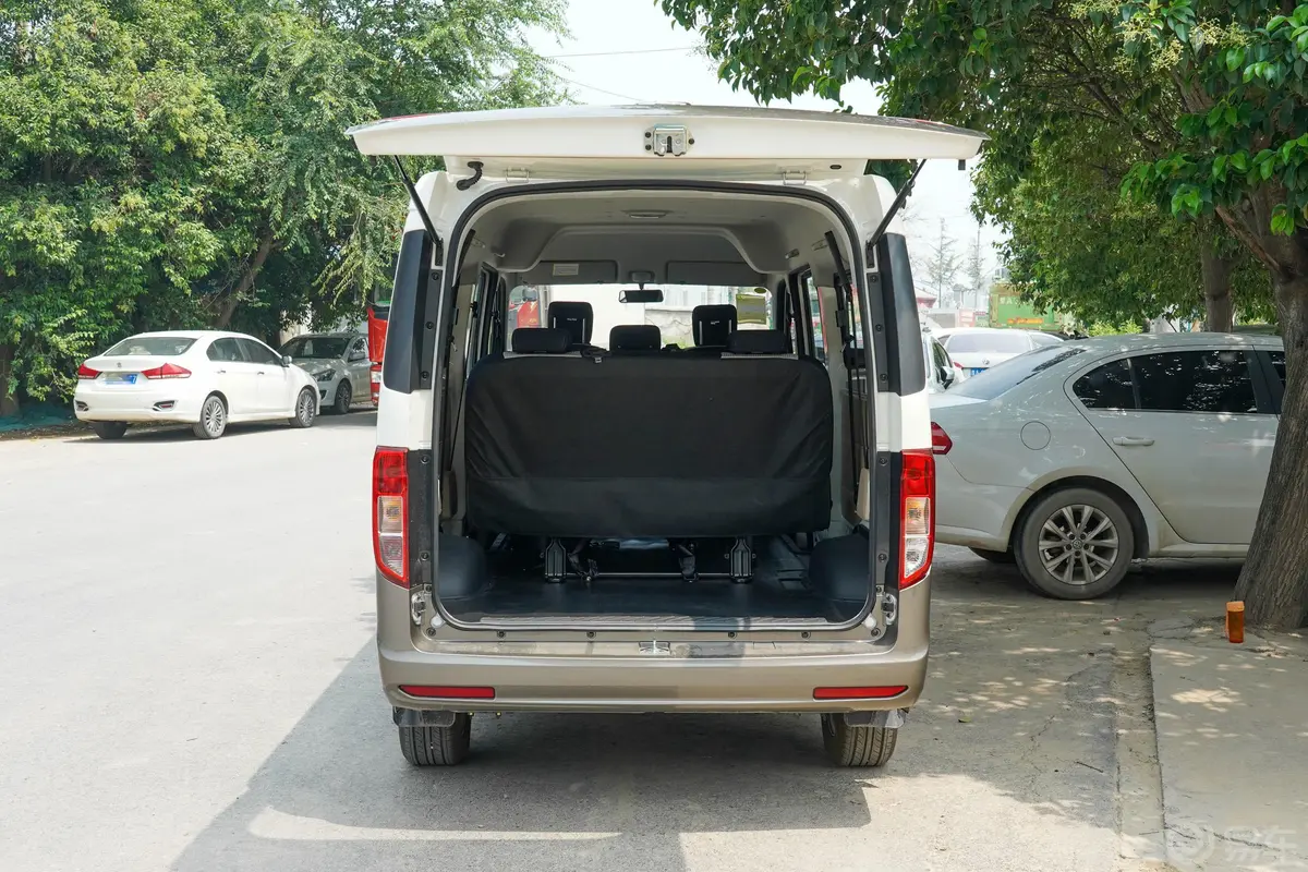 跨越星V5 EV242km 客车标准版 7座空间