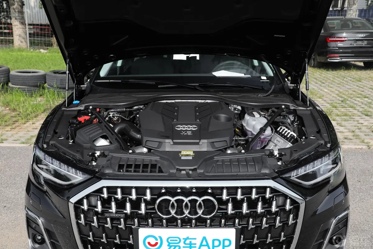 奥迪A8改款 A8L 55 TFSI quattro 旗舰型发动机舱整体