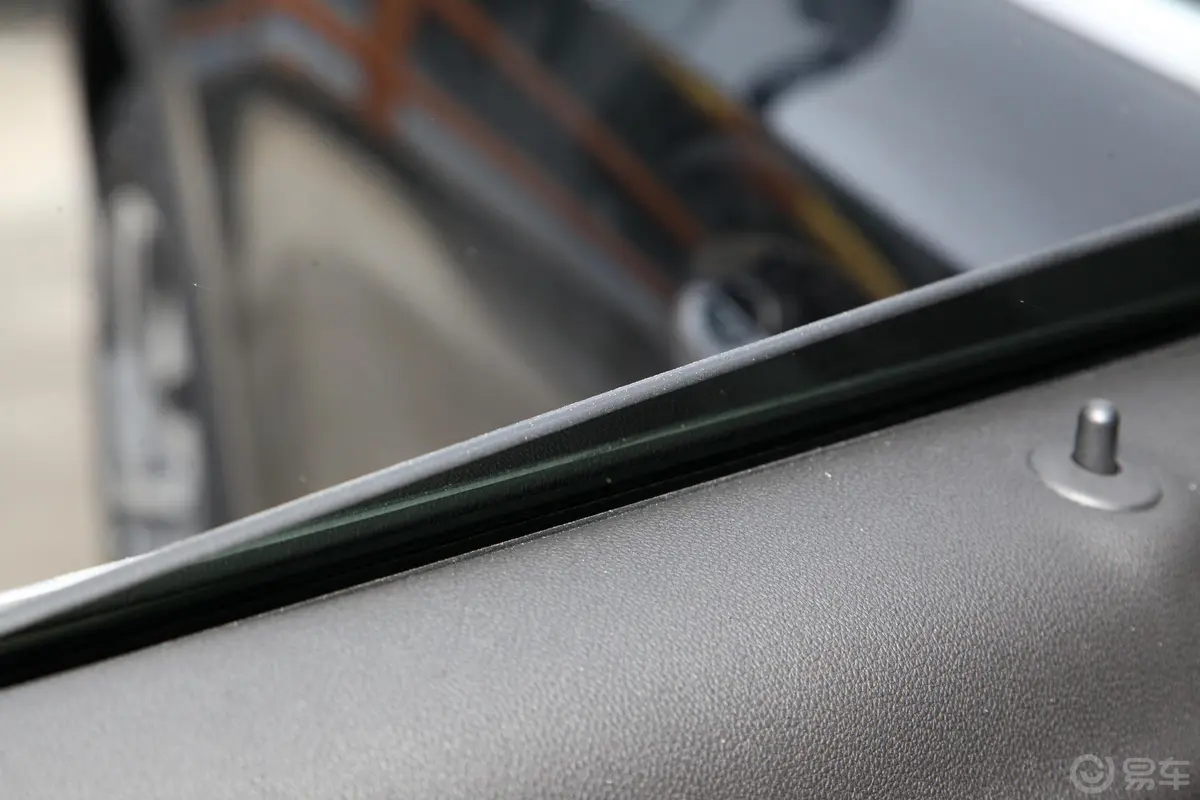 昂科威改款 昂科威S 652T 两驱豪华型后排玻璃材质特写