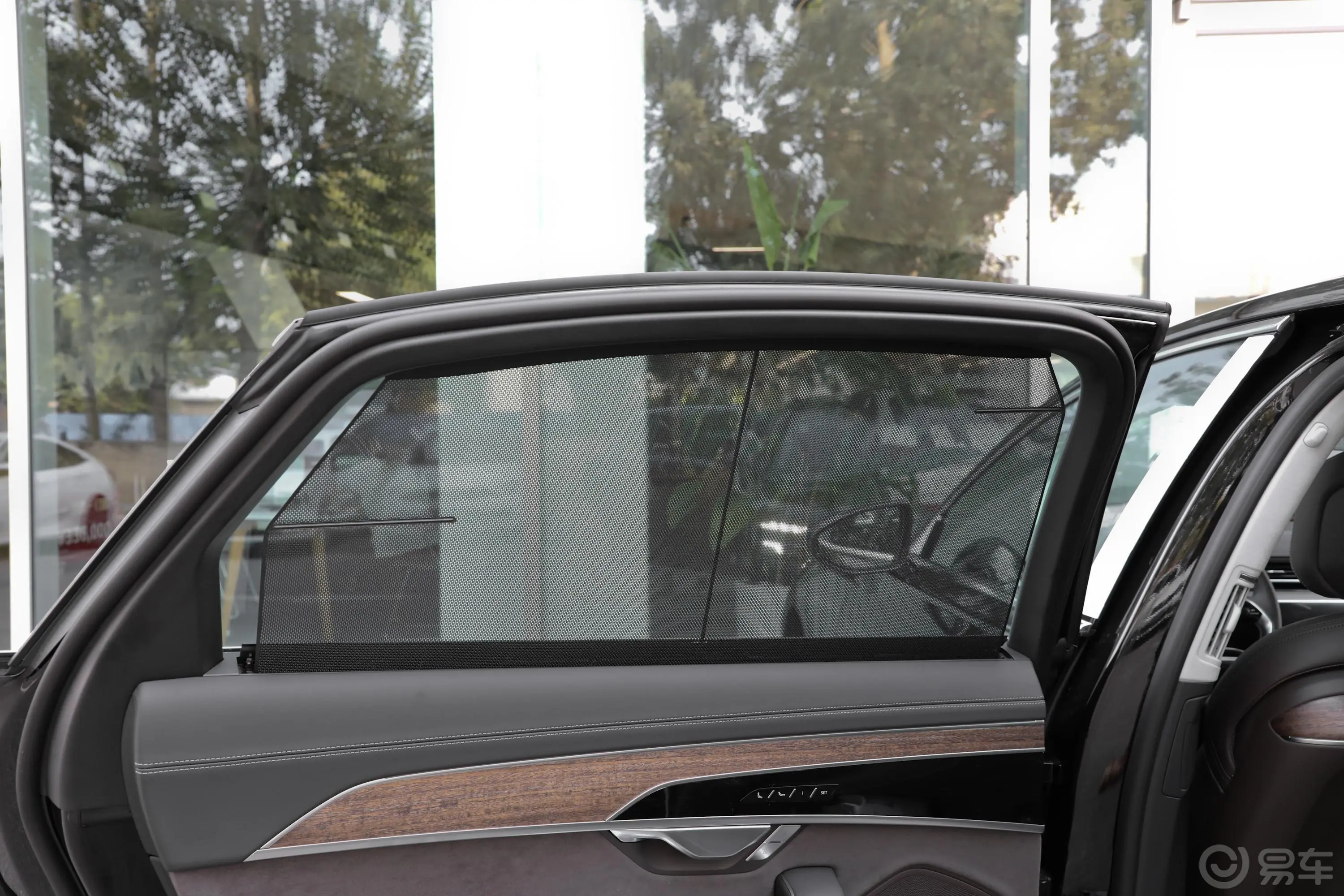 奥迪A8改款 A8L 55 TFSI quattro 旗舰型后排侧窗遮阳帘