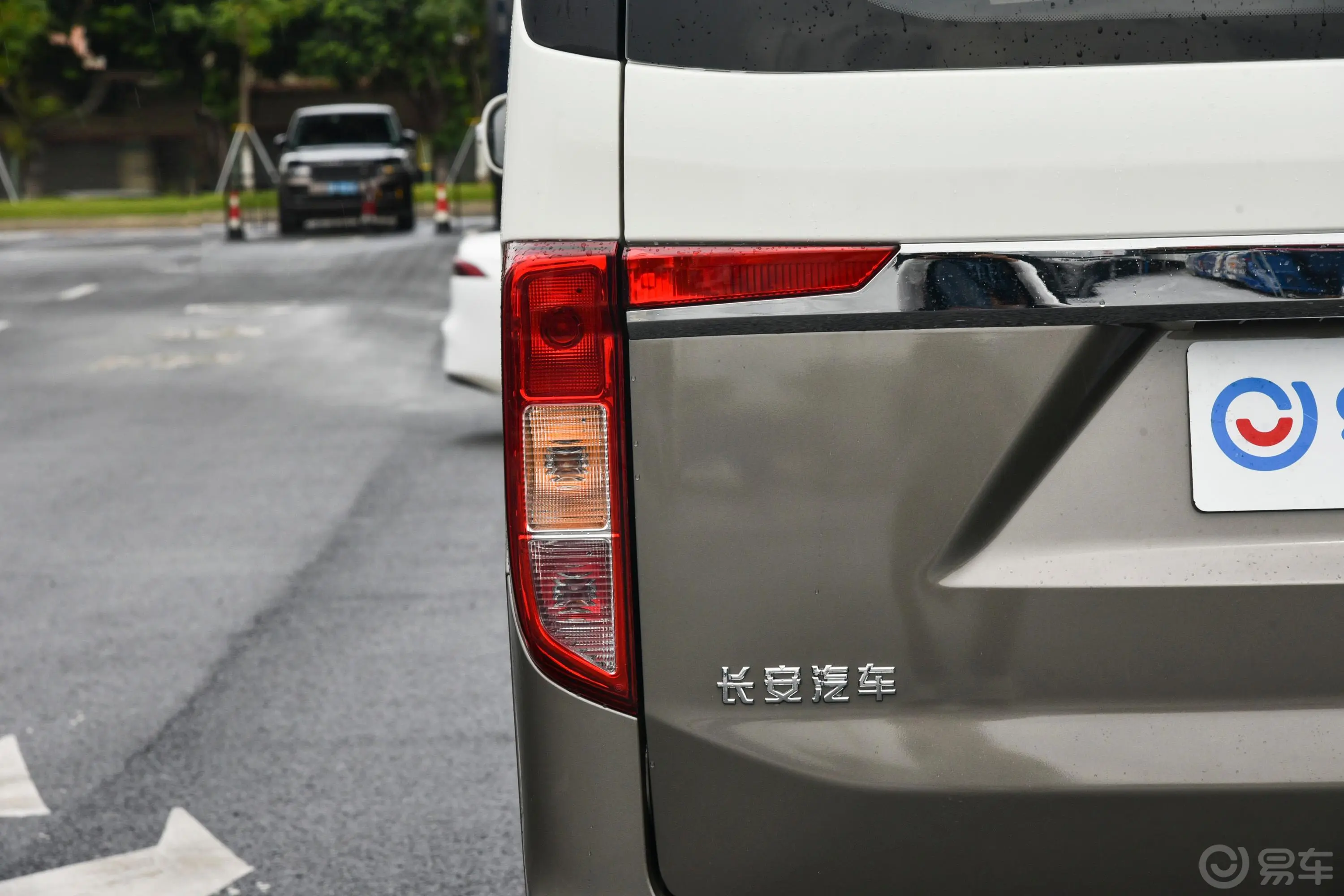 跨越星V5 EV242km 客车标准版 6座外观