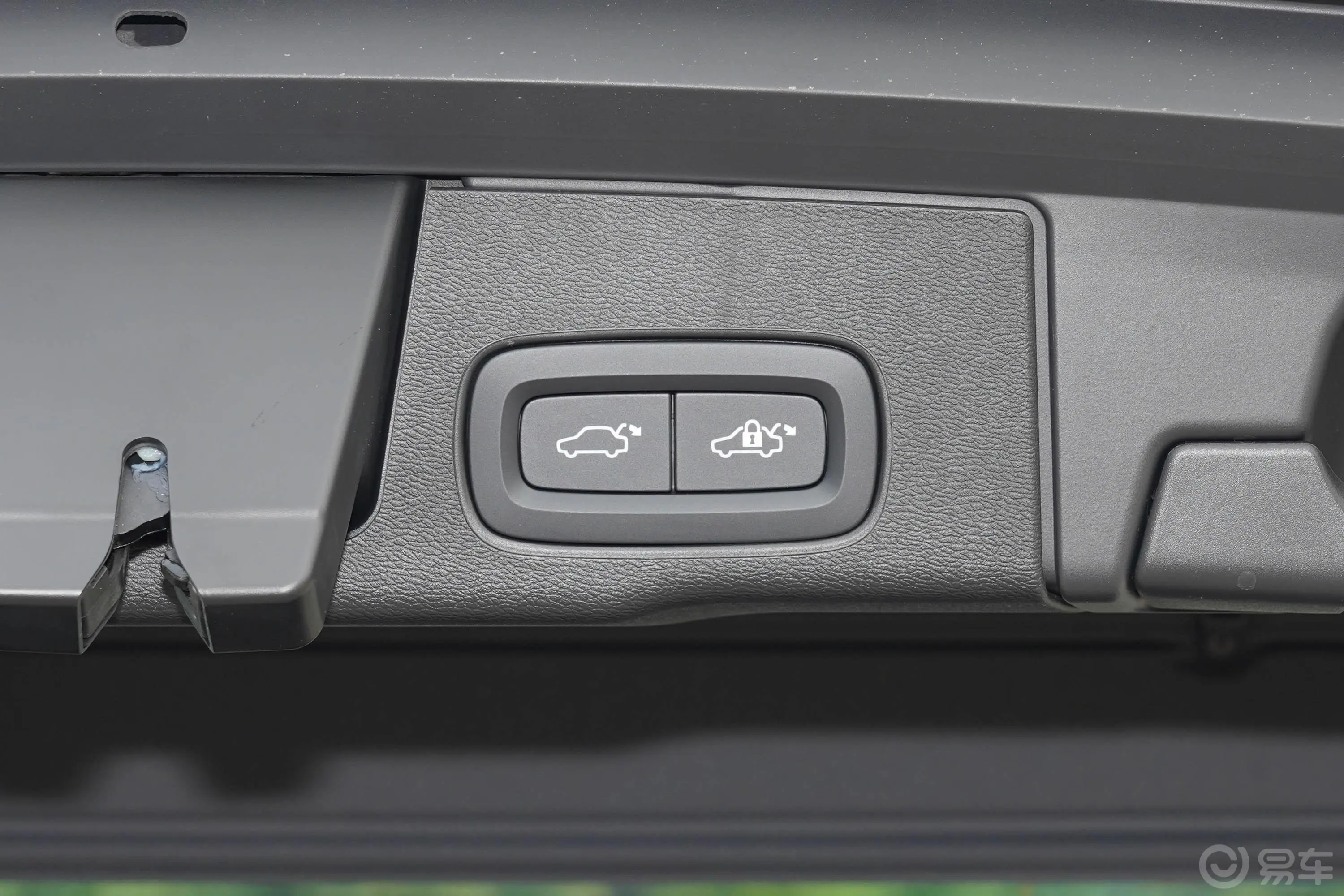 沃尔沃XC60 RECHARGET8 长续航 智远豪华版电动尾门按键（手动扶手）