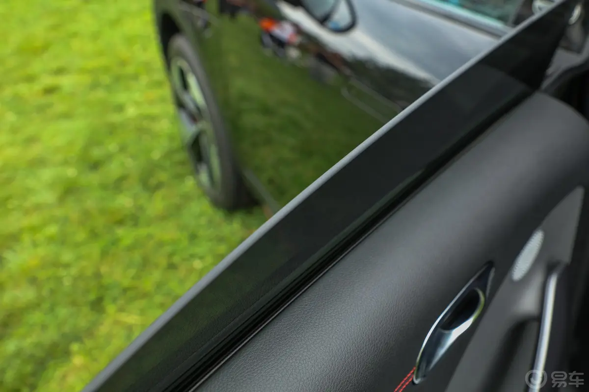 smart精灵#1500km 四驱BRABUS性能版后排玻璃材质特写