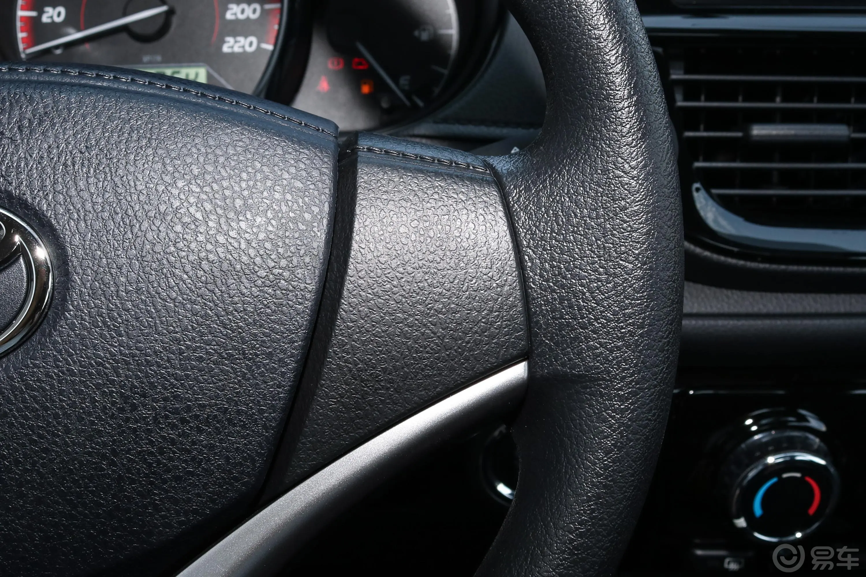 威驰1.5L CVT20周年纪念版右侧方向盘功能按键