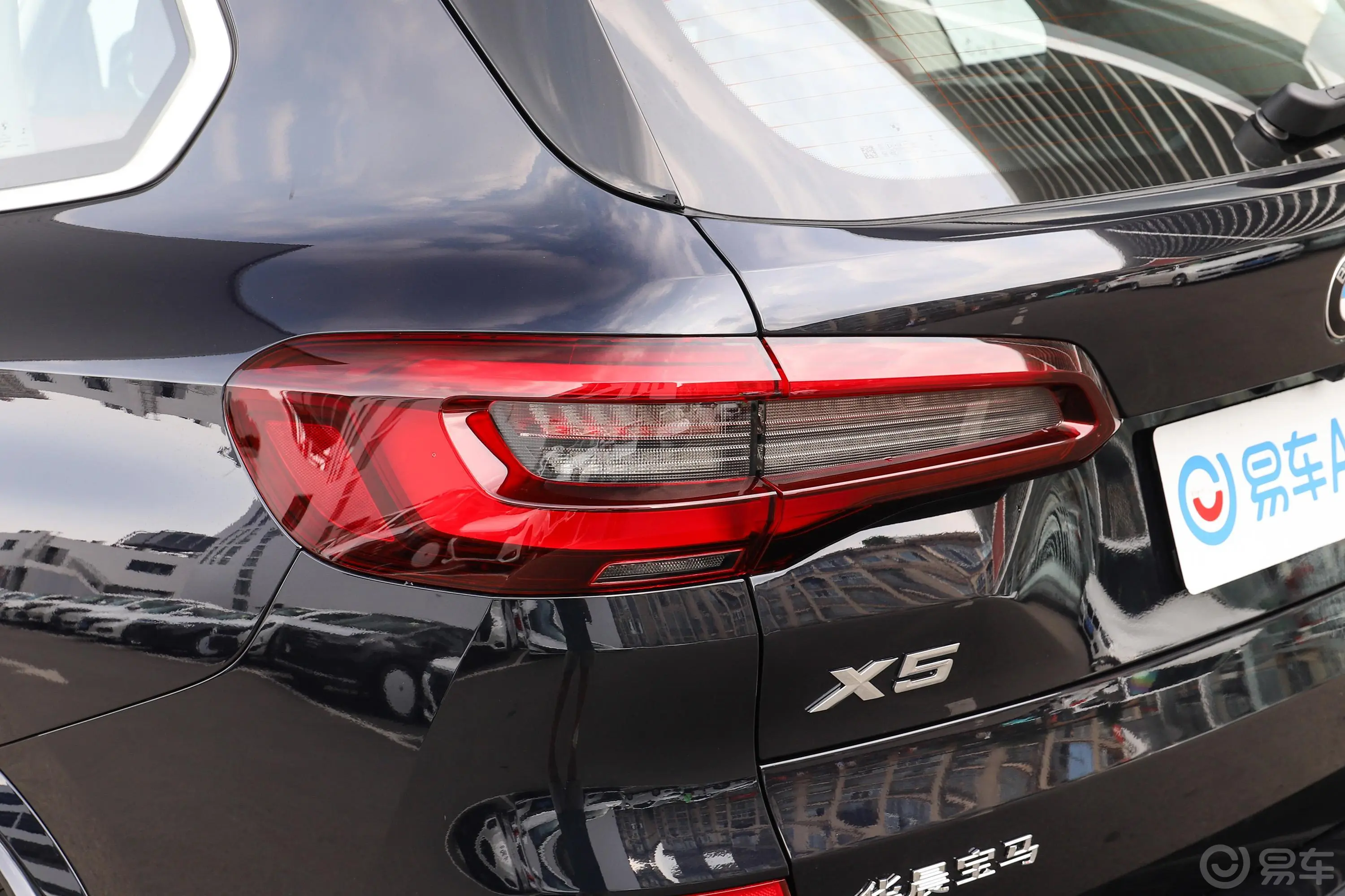 宝马X5改款 xDrive30Li M运动套装尾灯侧45度俯拍