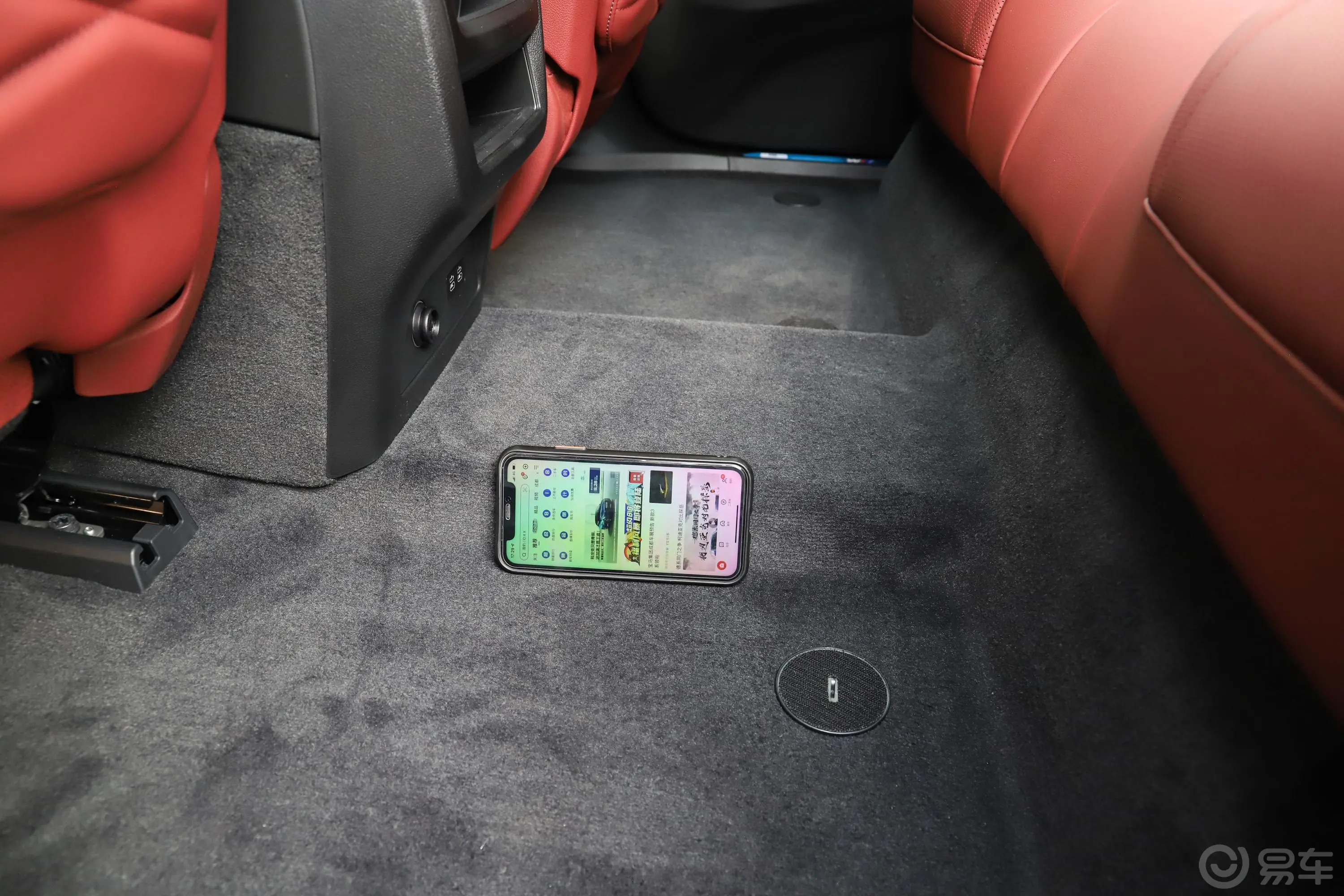 宝马X5改款 xDrive30Li M运动套装后排地板中间位置